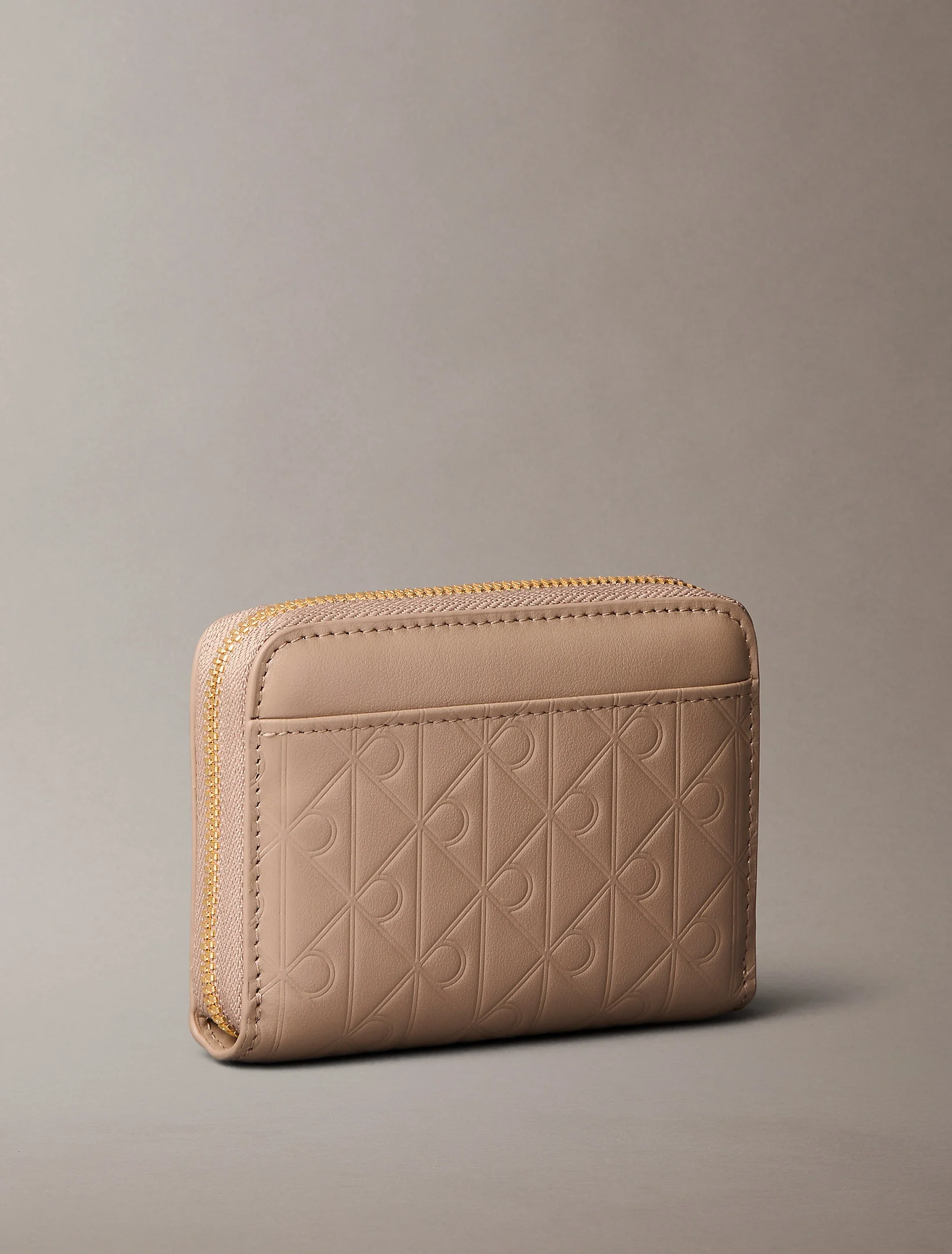 Calvin Klein Amblemli Tamamı Baskılı Kabartmalı Fermuarlı Kadın Kahverengi Cüzdan LV04F1081G-VFU