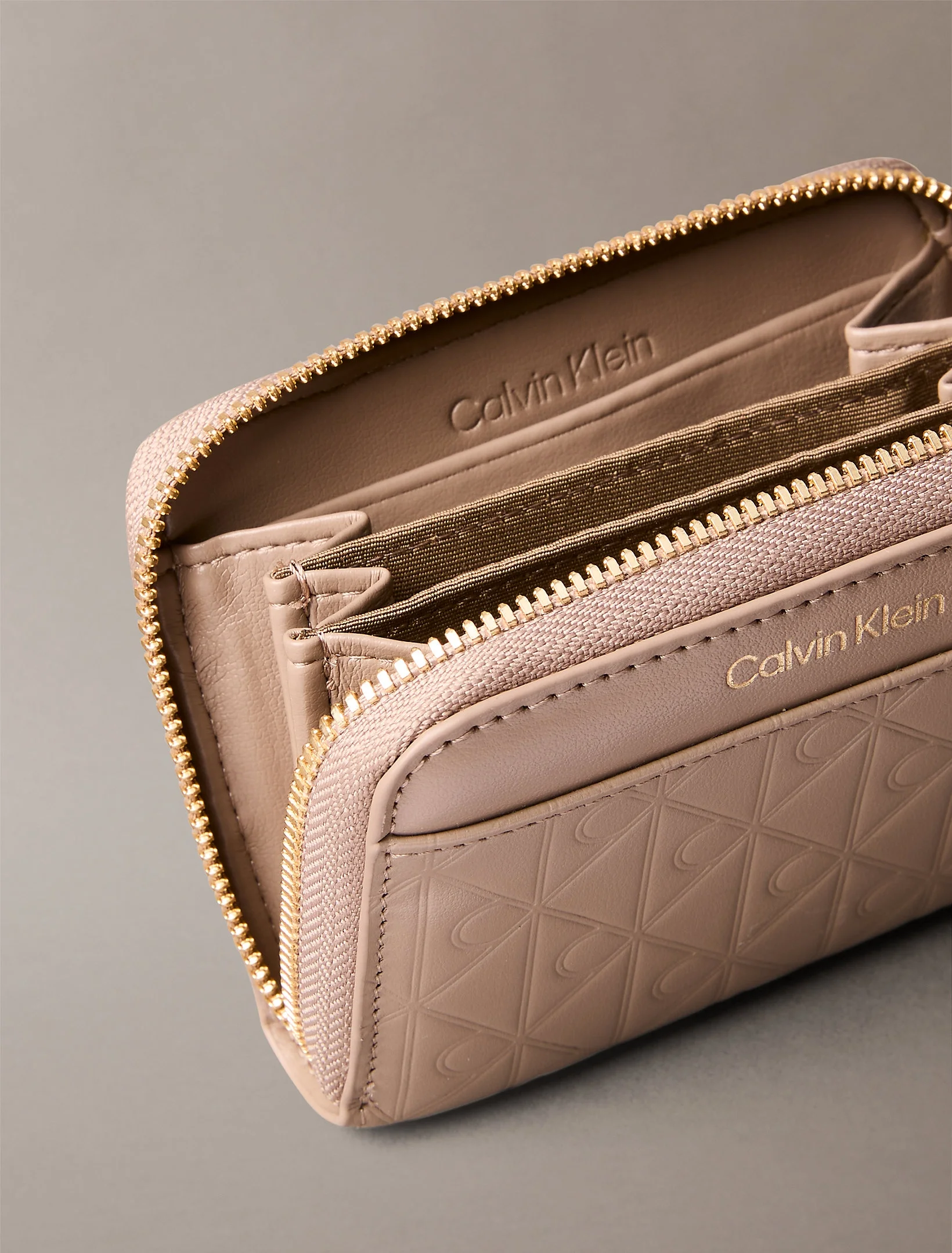 Calvin Klein Amblemli Tamamı Baskılı Kabartmalı Fermuarlı Kadın Kahverengi Cüzdan LV04F1081G-VFU
