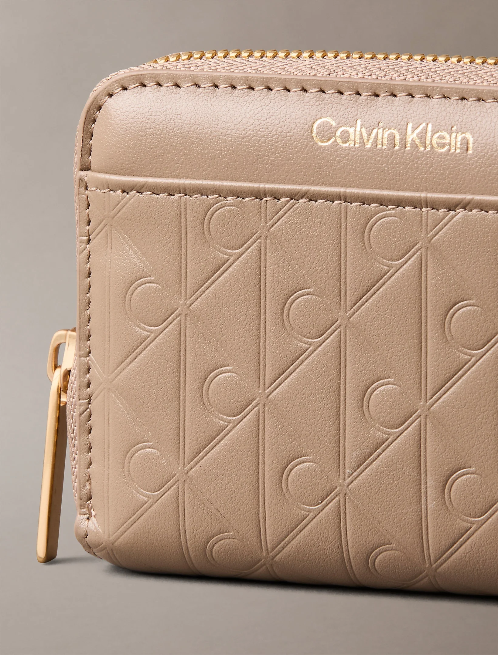 Calvin Klein Amblemli Tamamı Baskılı Kabartmalı Fermuarlı Kadın Kahverengi Cüzdan LV04F1081G-VFU