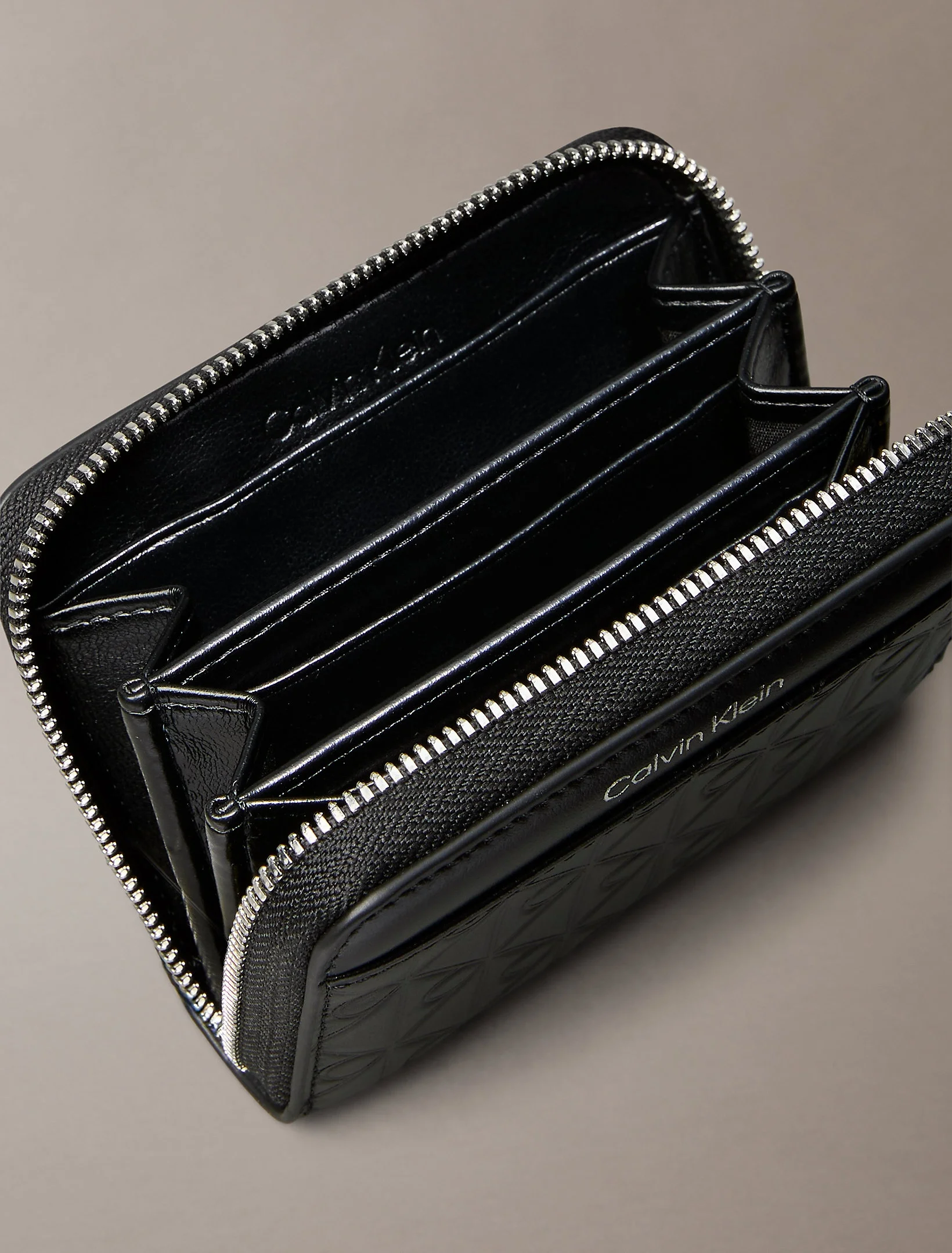 Calvin Klein Amblemli Tamamı Baskılı Kabartmalı Fermuarlı Kadın Siyah Cüzdan LV04F1081G-UB1