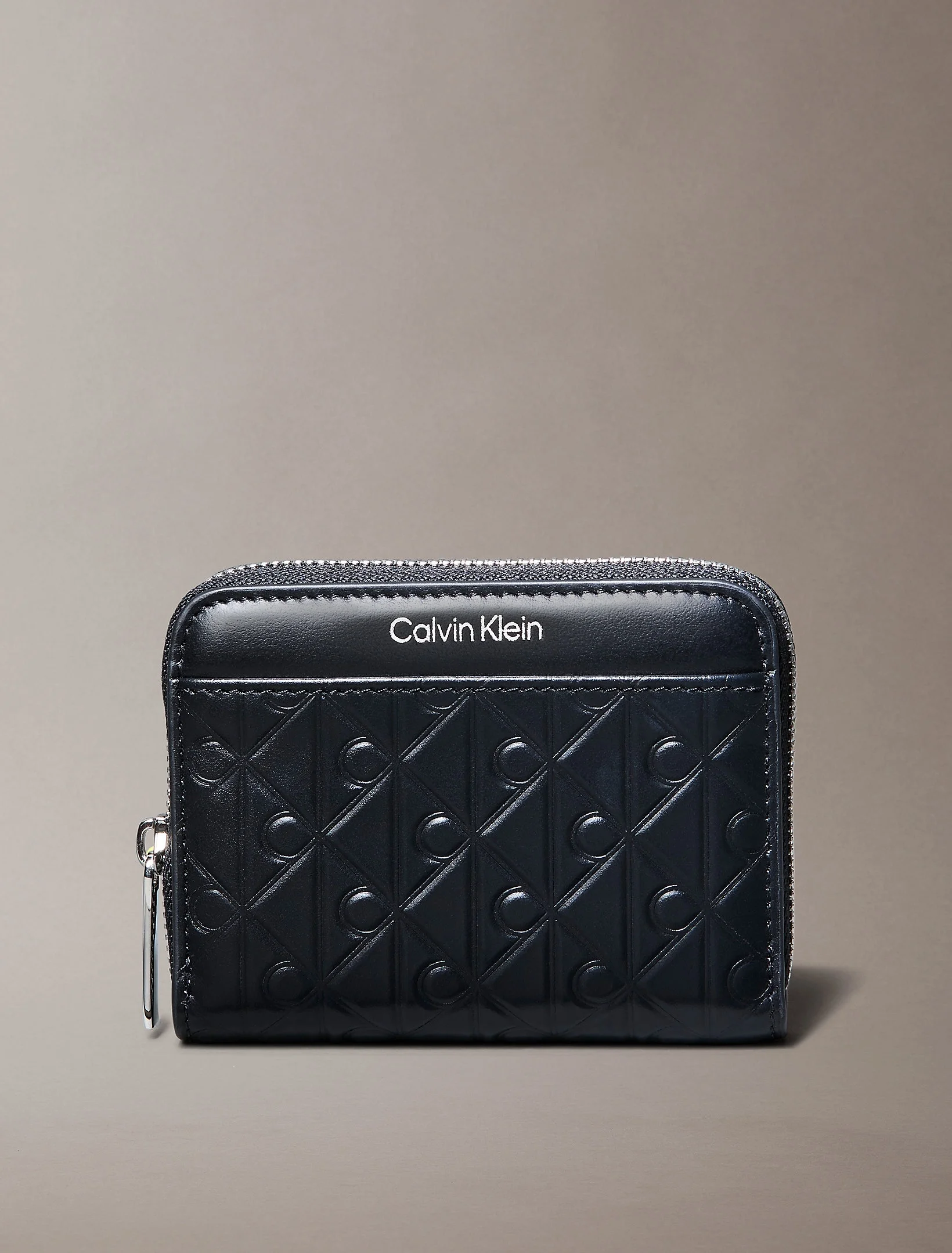 Calvin Klein Amblemli Tamamı Baskılı Kabartmalı Fermuarlı Kadın Siyah Cüzdan LV04F1081G-UB1