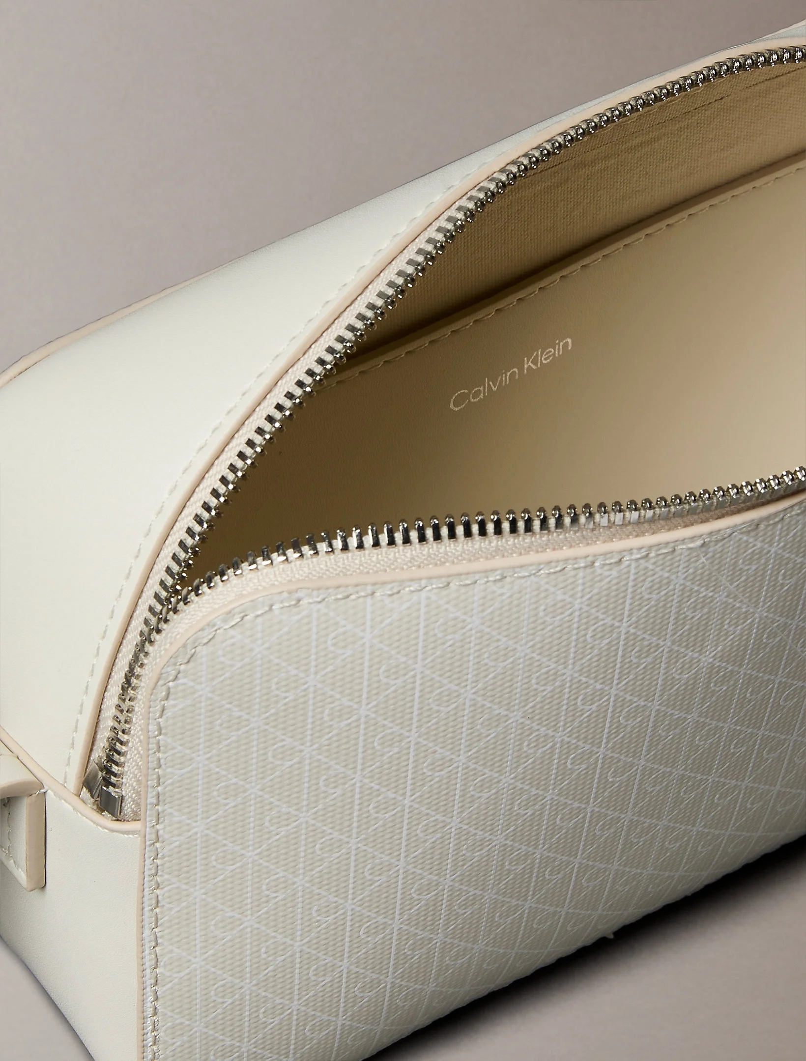 Calvin Klein Amblemli Tamamı Baskılı Uzun Kamera Kadın Haki Çapraz Çanta LV04F3268G-2XB