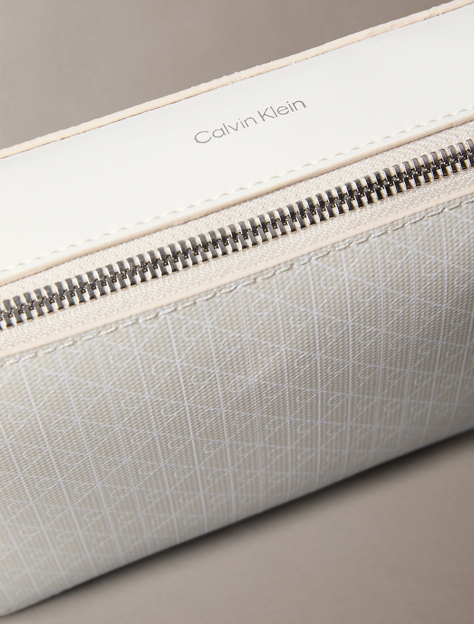 Calvin Klein Amblemli Tamamı Baskılı Uzun Kamera Kadın Haki Çapraz Çanta LV04F3268G-2XB