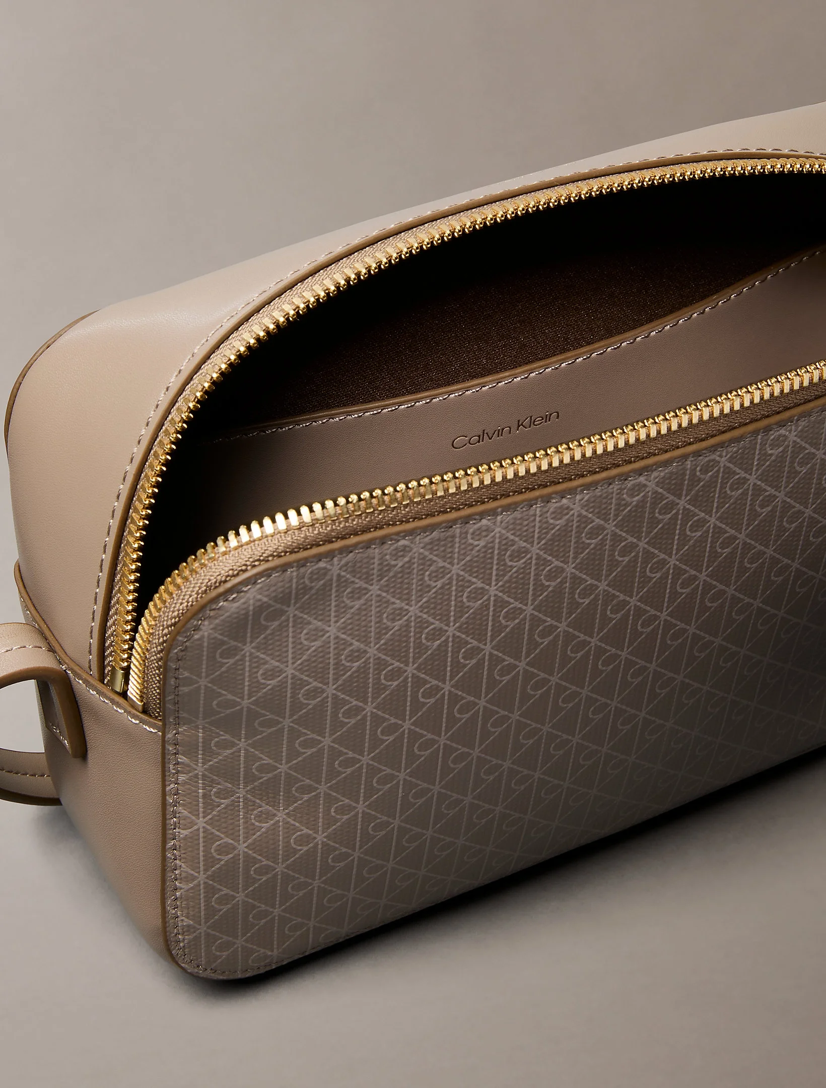 Calvin Klein Amblemli Tamamı Baskılı Uzun Kamera Kadın Haki Çapraz Çanta LV04F3268G-3I6