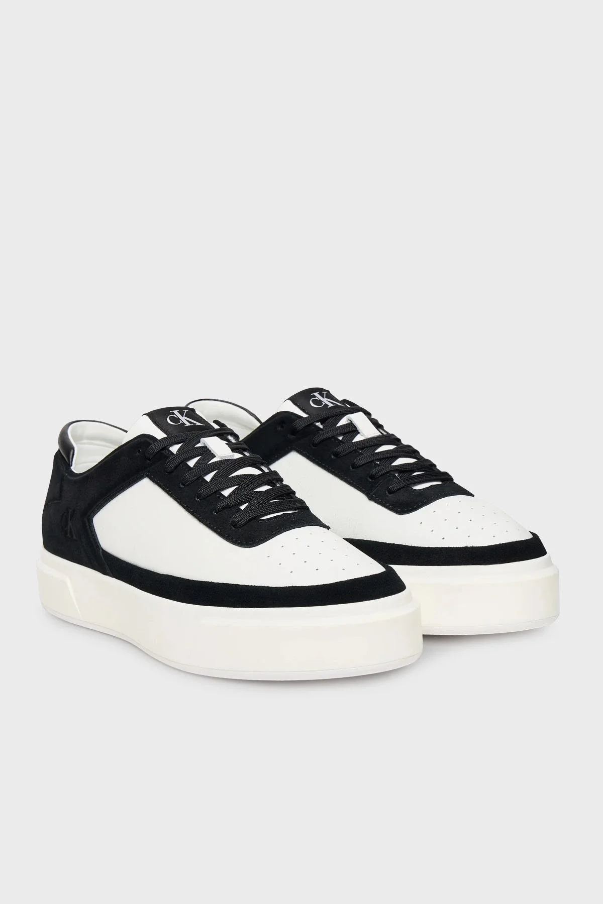 Calvin Klein Basketbol Stili Düz Tabanlı Bağcıklı Deri-Süet Erkek Siyah Sneaker YM0YM01354-0GM