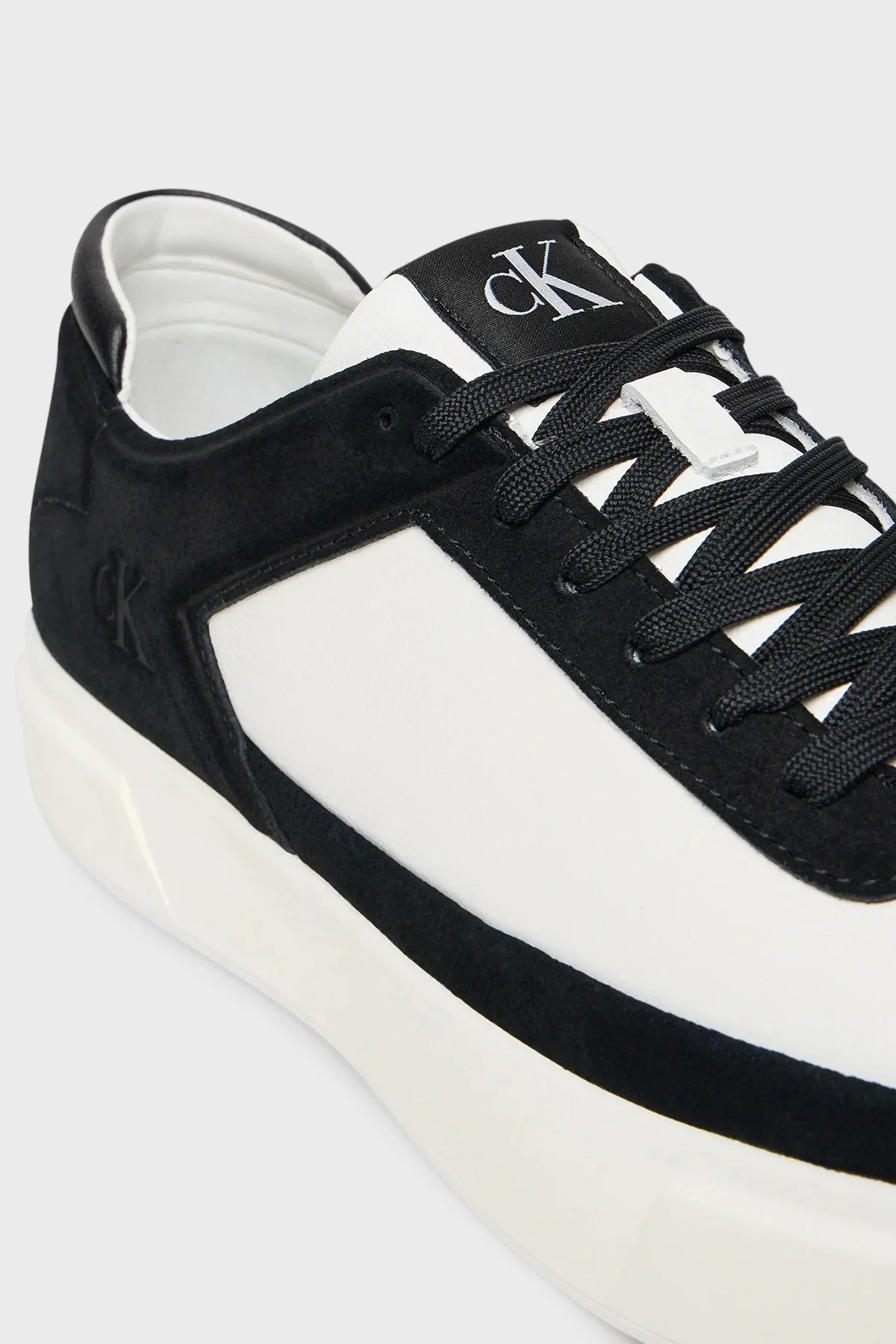 Calvin Klein Basketbol Stili Düz Tabanlı Bağcıklı Deri-Süet Erkek Siyah Sneaker YM0YM01354-0GM