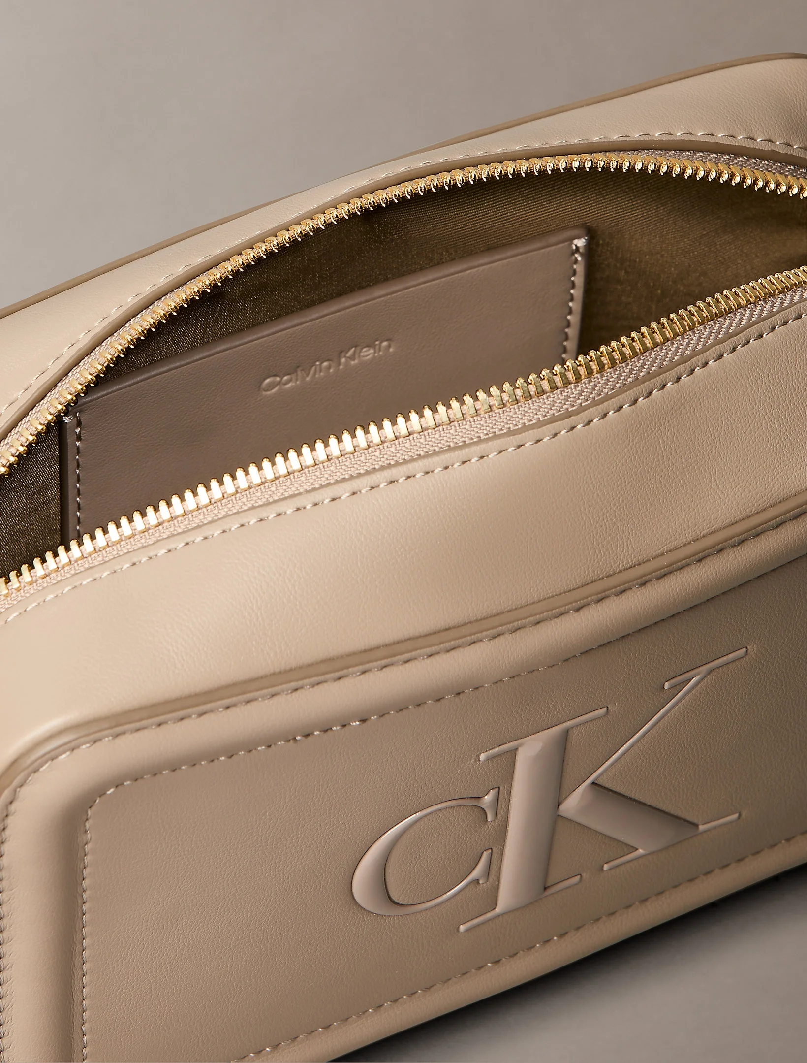 Calvin Klein Bold CK Kamera Kadın Kahverengi Çapraz Çanta LV04F3220G-VFU