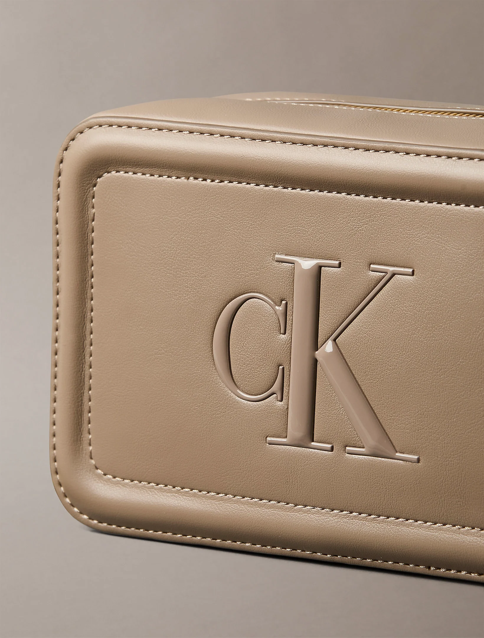 Calvin Klein Bold CK Kamera Kadın Kahverengi Çapraz Çanta LV04F3220G-VFU