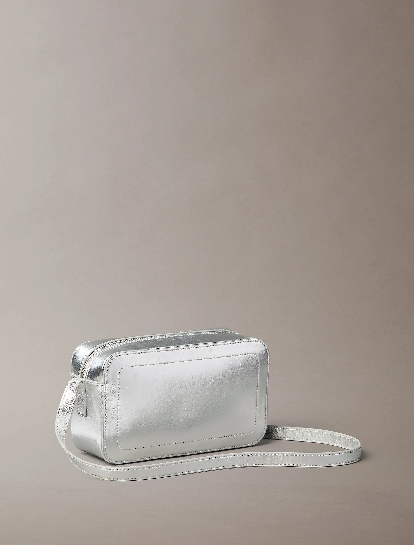 Calvin Klein Bold CK Metalik Kamera Kadın Metalik Gri Çapraz Çanta LV04F3331G-3JH