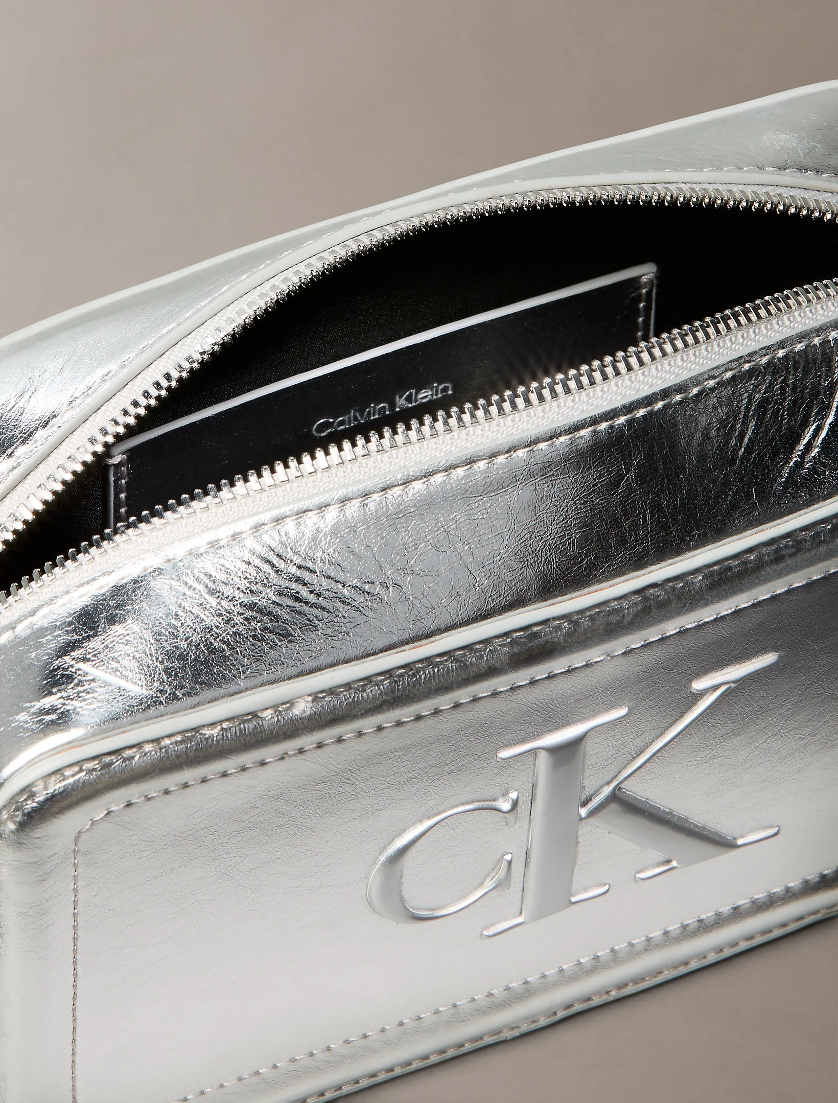 Calvin Klein Bold CK Metalik Kamera Kadın Metalik Gri Çapraz Çanta LV04F3331G-3JH