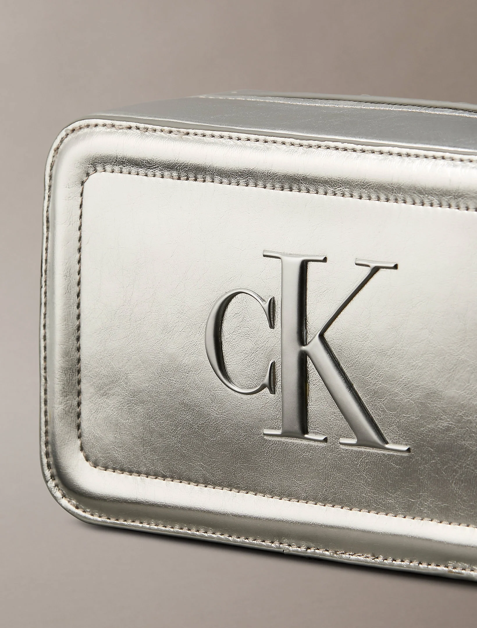 Calvin Klein Bold CK Metalik Kamera Kadın Metalik Gri Çapraz Çanta LV04F3331G-3JH