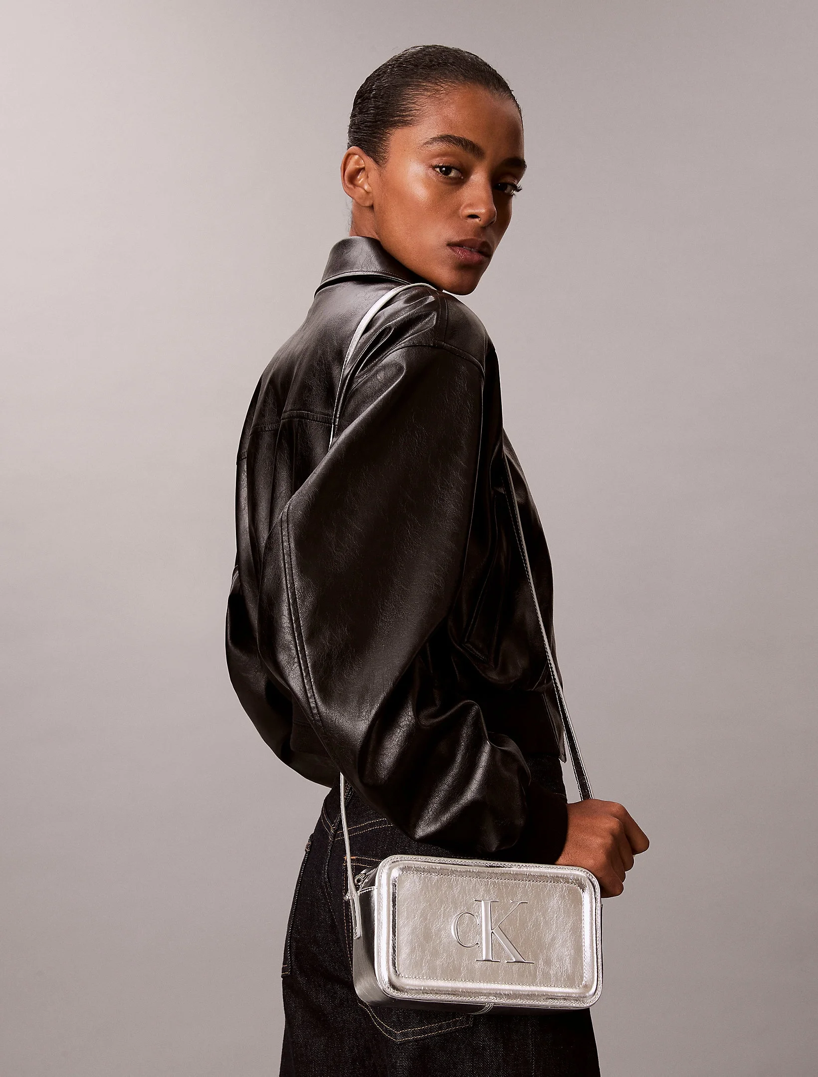 Calvin Klein Bold CK Metalik Kamera Kadın Metalik Gri Çapraz Çanta LV04F3331G-3JH