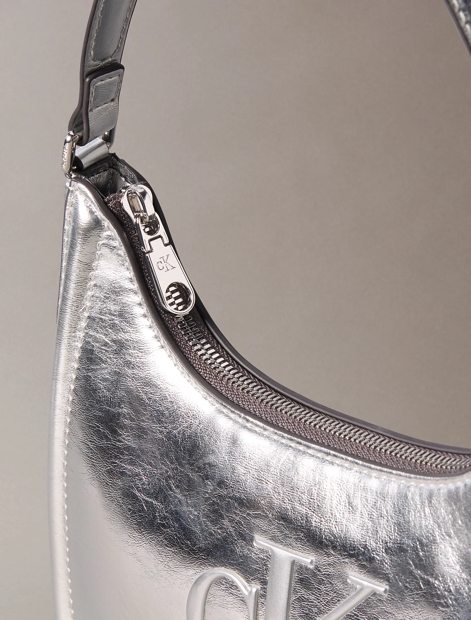 Calvin Klein Bold CK Metalik Omuz Kadın Metalik Gri Çapraz Çanta LV04F3332G-3JH