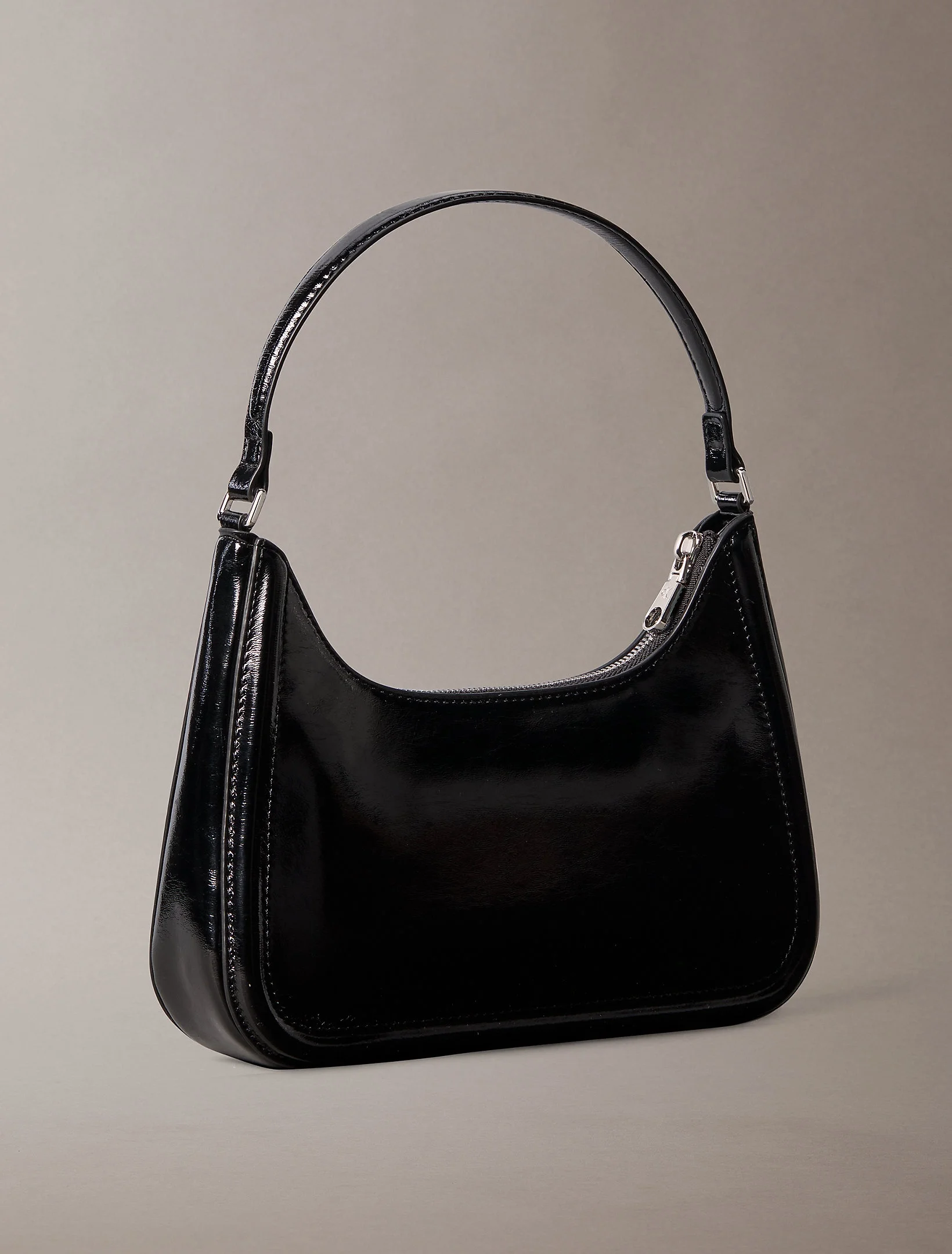 Calvin Klein Bold CK Metalik Omuz Kadın Siyah Çapraz Çanta LV04F3332G-UB1