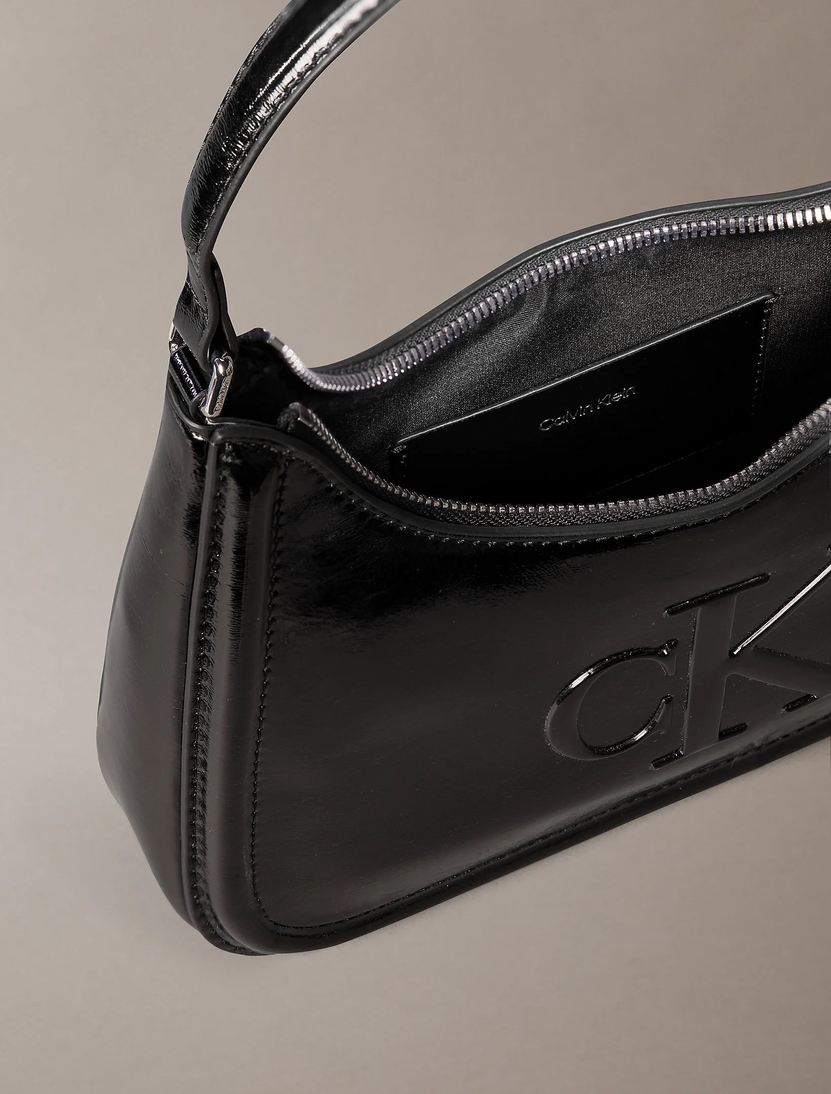 Calvin Klein Bold CK Metalik Omuz Kadın Siyah Çapraz Çanta LV04F3332G-UB1