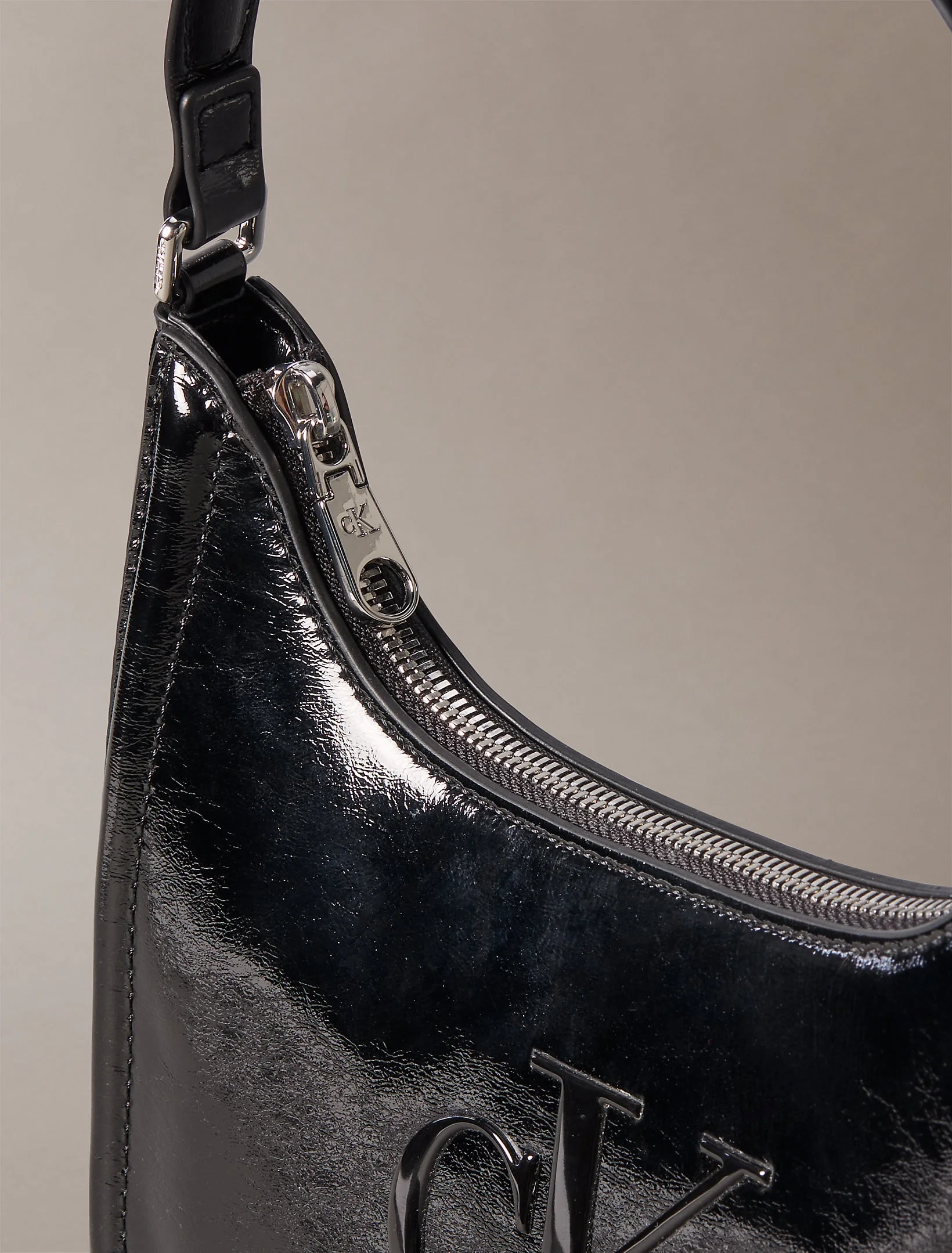 Calvin Klein Bold CK Metalik Omuz Kadın Siyah Çapraz Çanta LV04F3332G-UB1