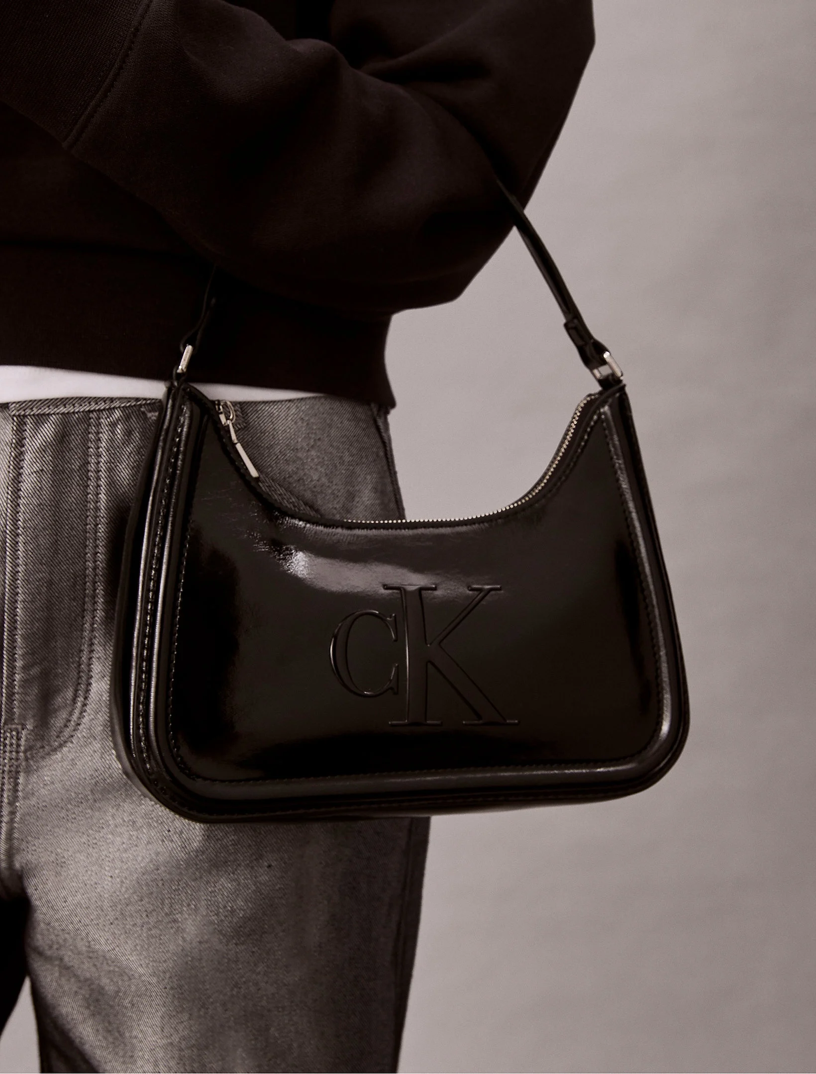 Calvin Klein Bold CK Metalik Omuz Kadın Siyah Çapraz Çanta LV04F3332G-UB1