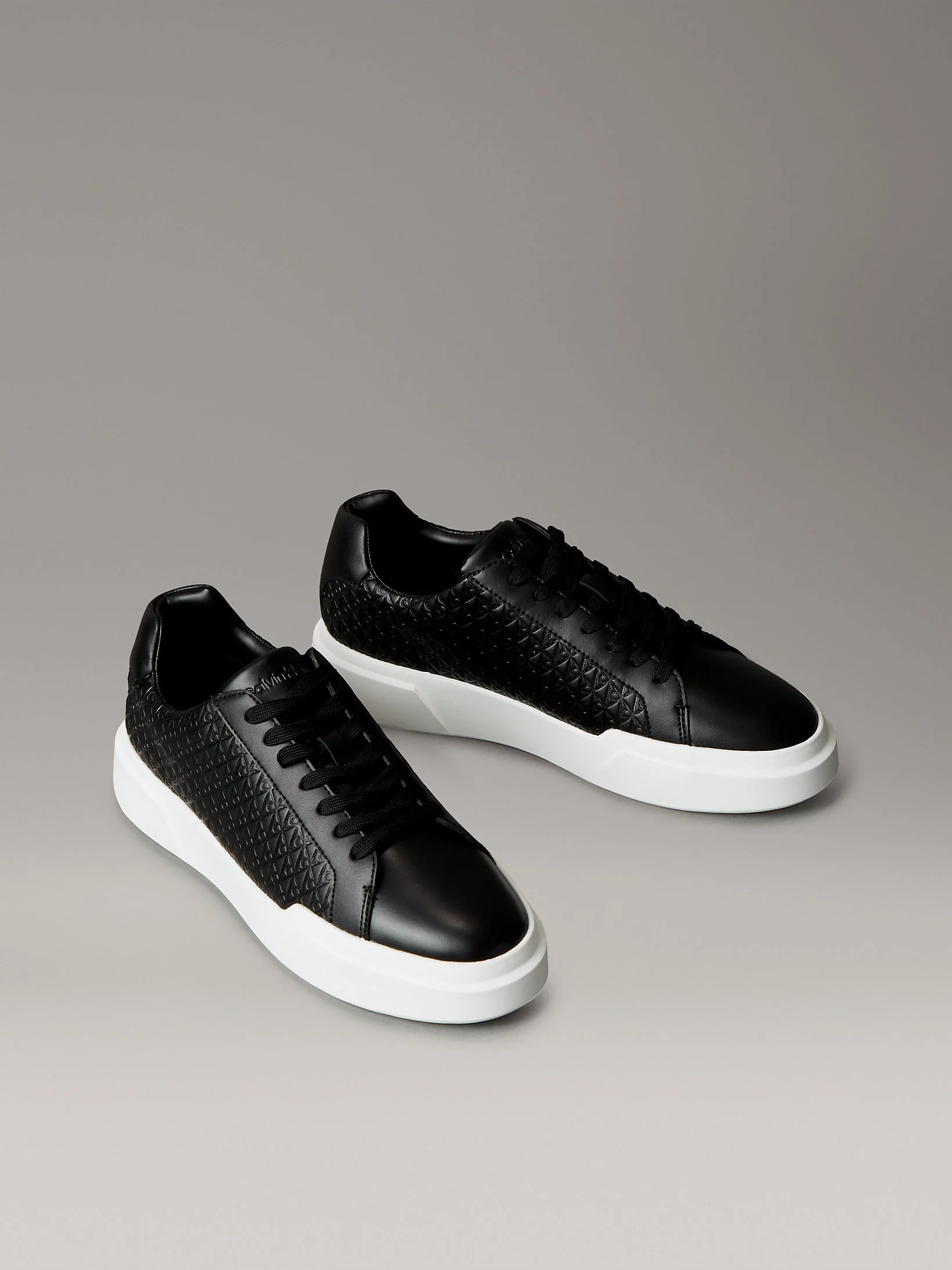 Calvin Klein Chunky Cupsole Bağcıklı Deri Tamamı Baskılı Erkek Siyah Sneaker YM0YM01383-BEH