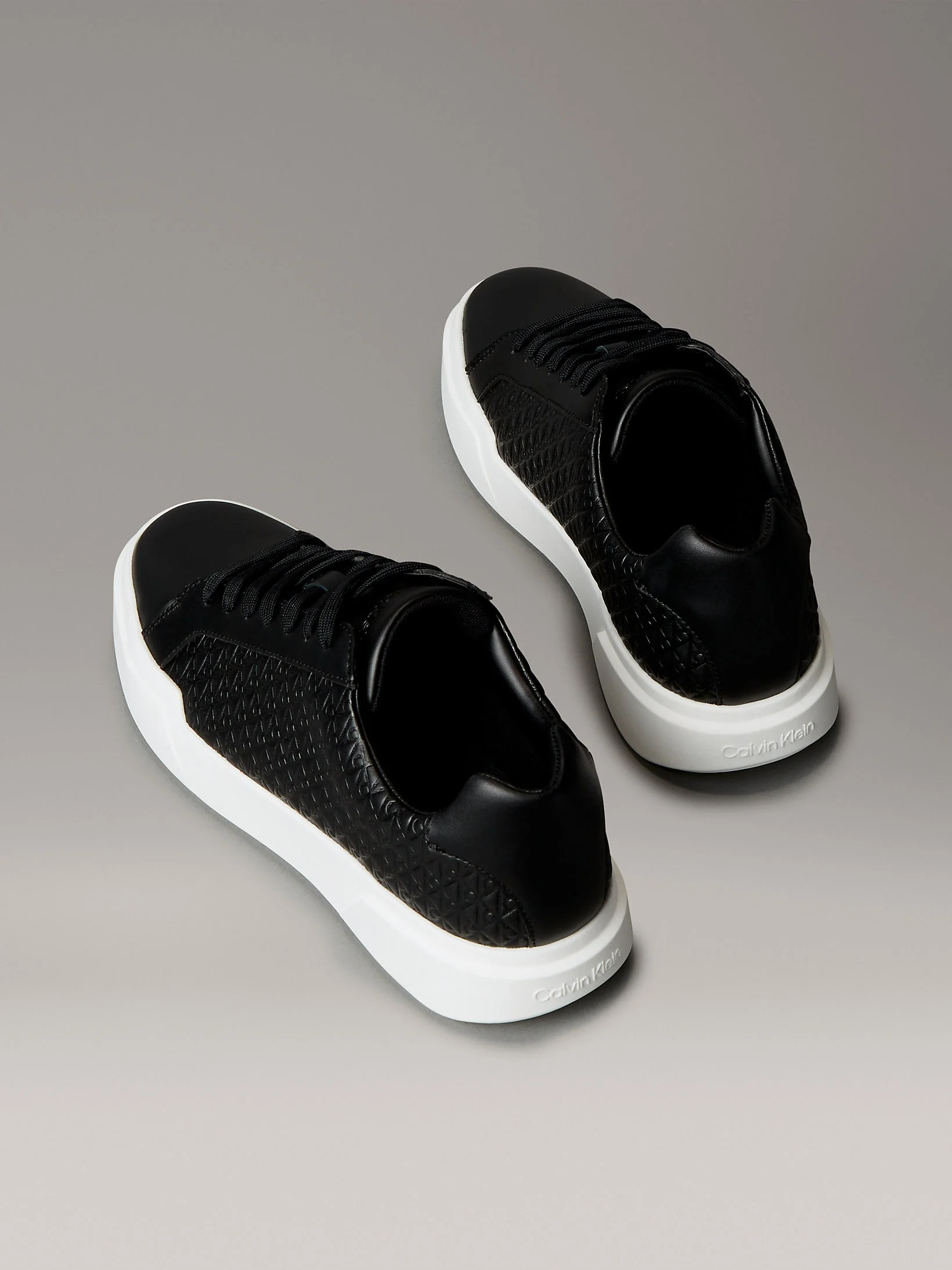 Calvin Klein Chunky Cupsole Bağcıklı Deri Tamamı Baskılı Erkek Siyah Sneaker YM0YM01383-BEH