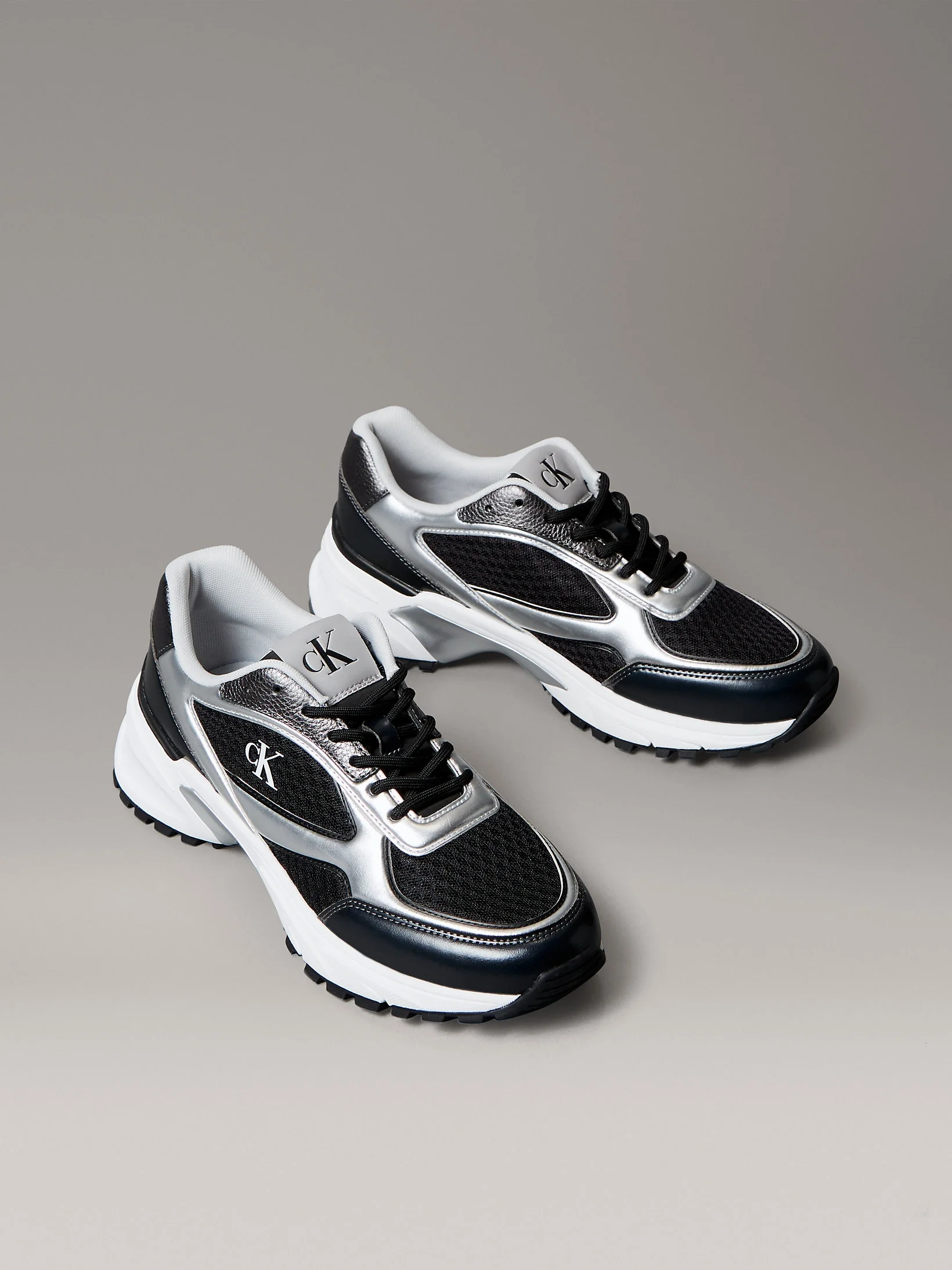 Calvin Klein Hike Runner Bağcıklı File Karışımlı Metalik Erkek Siyah Sneaker YM0YM01402-01L