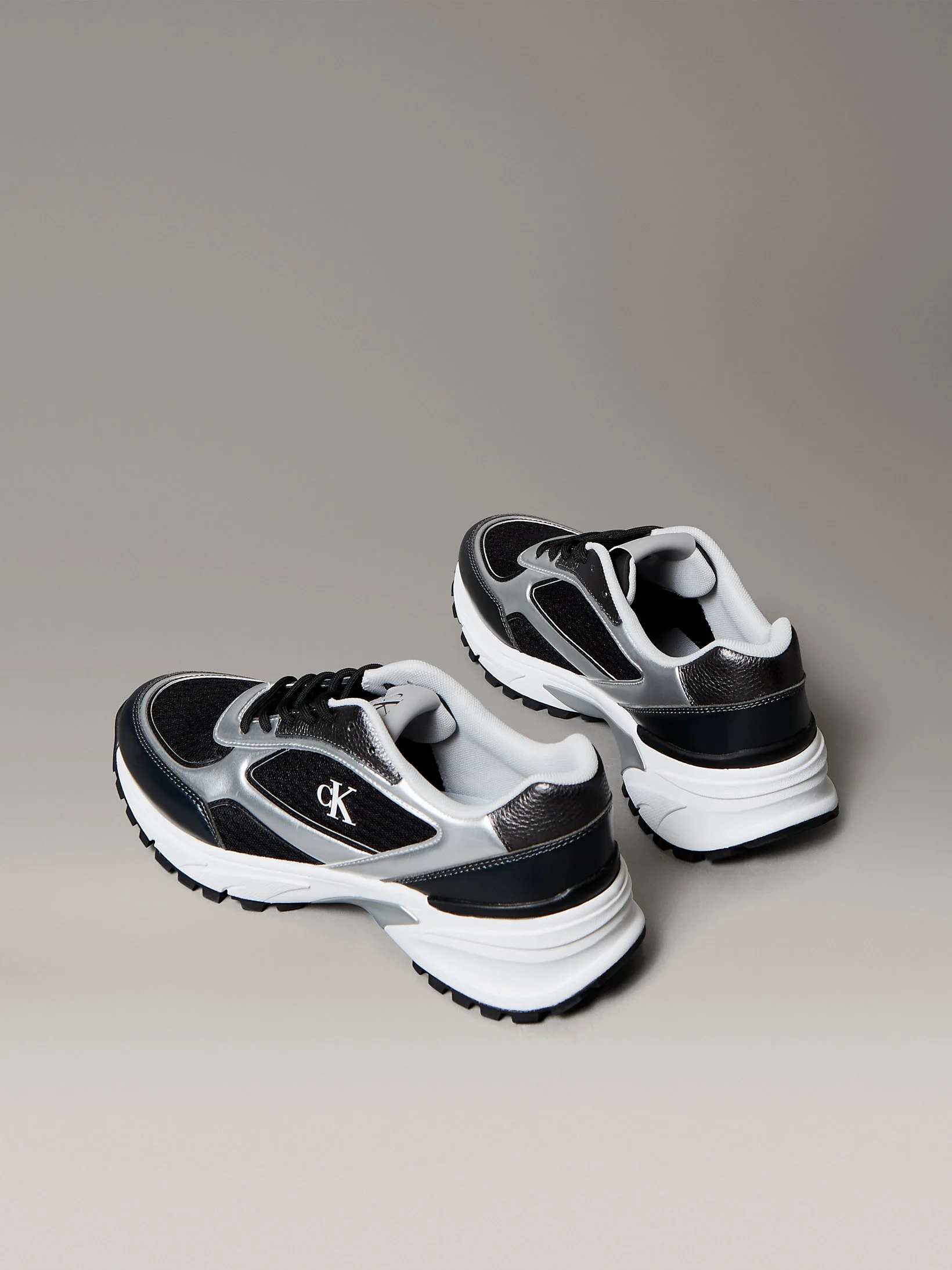 Calvin Klein Hike Runner Bağcıklı File Karışımlı Metalik Erkek Siyah Sneaker YM0YM01402-01L