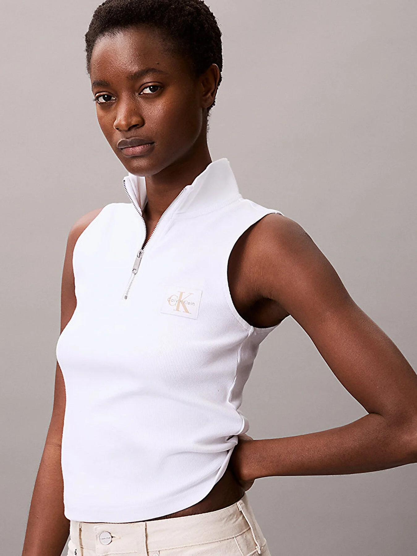 Calvin Klein Kadın Etiketli Kolsuz Yarım Fermuarlı Beyaz Bluz LV047C909G-YAA