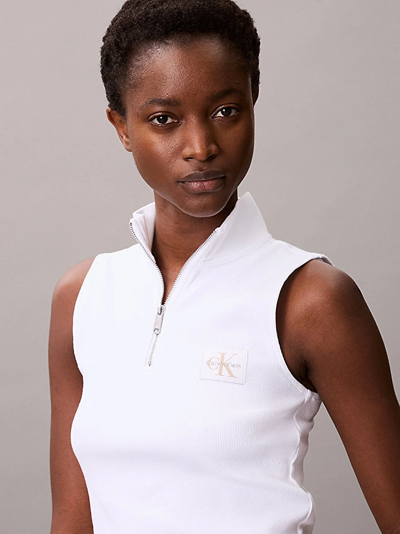 Calvin Klein Kadın Etiketli Kolsuz Yarım Fermuarlı Beyaz Bluz LV047C909G-YAA