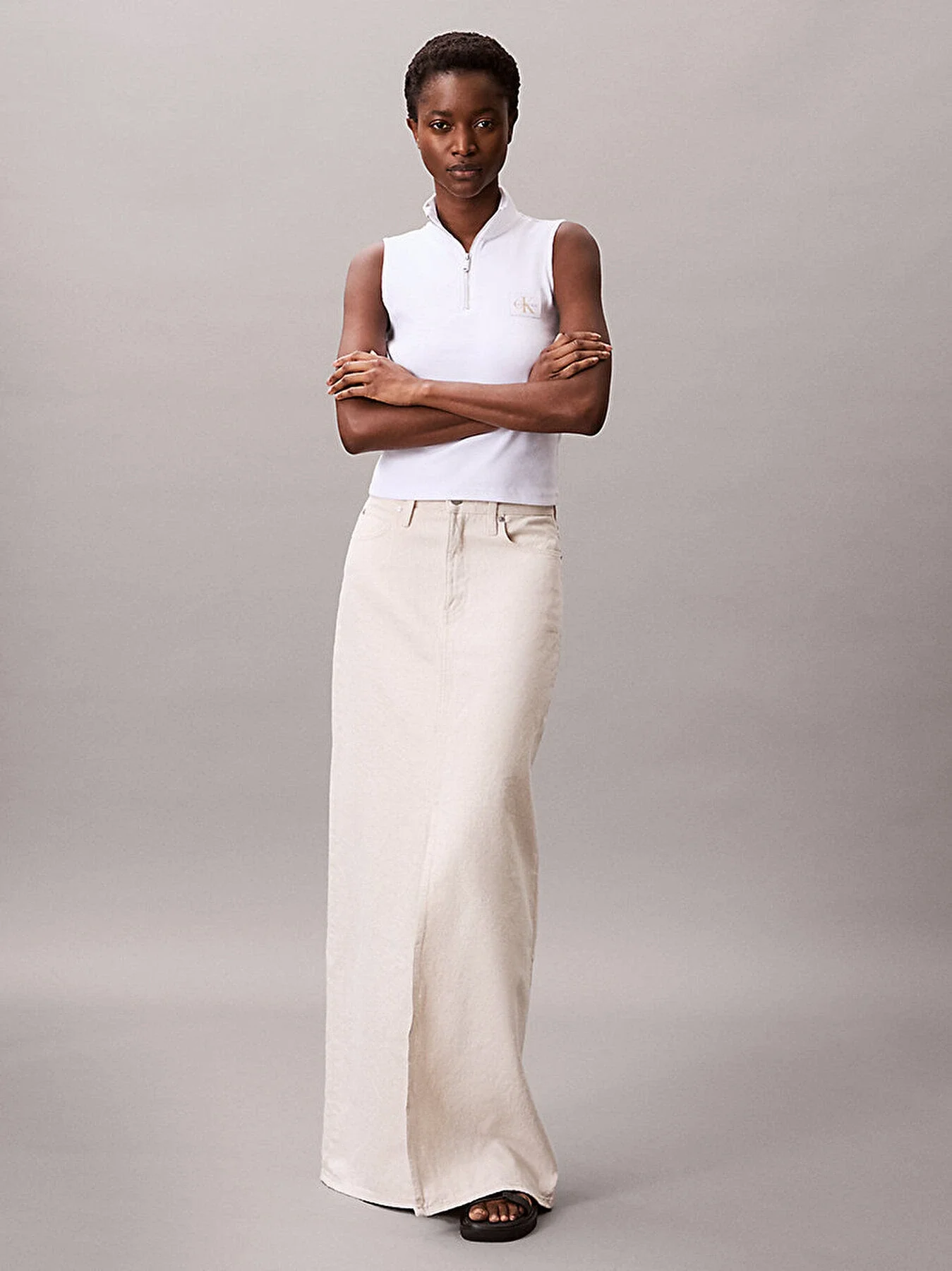 Calvin Klein Kadın Etiketli Kolsuz Yarım Fermuarlı Beyaz Bluz LV047C909G-YAA