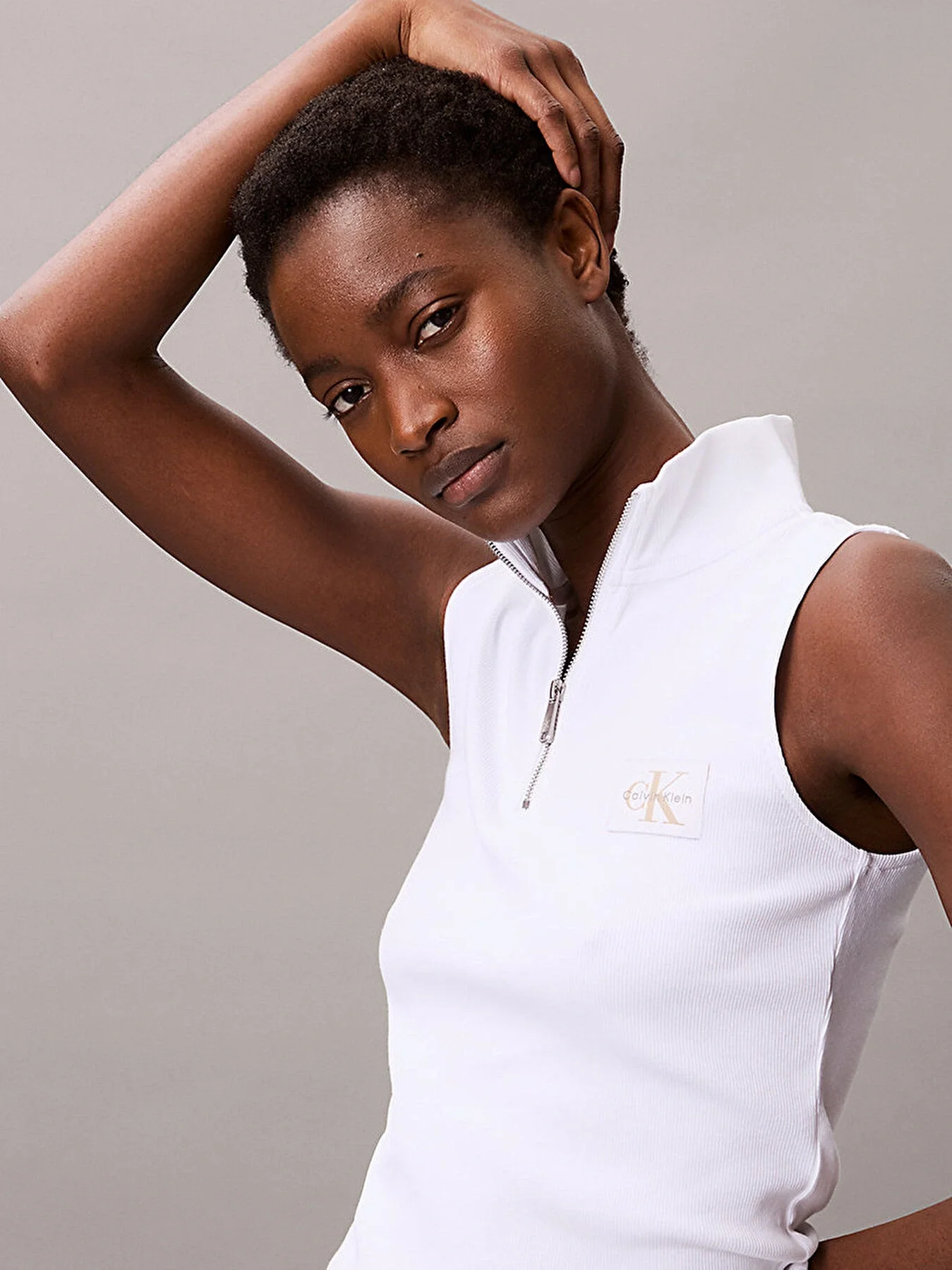 Calvin Klein Kadın Etiketli Kolsuz Yarım Fermuarlı Beyaz Bluz LV047C909G-YAA