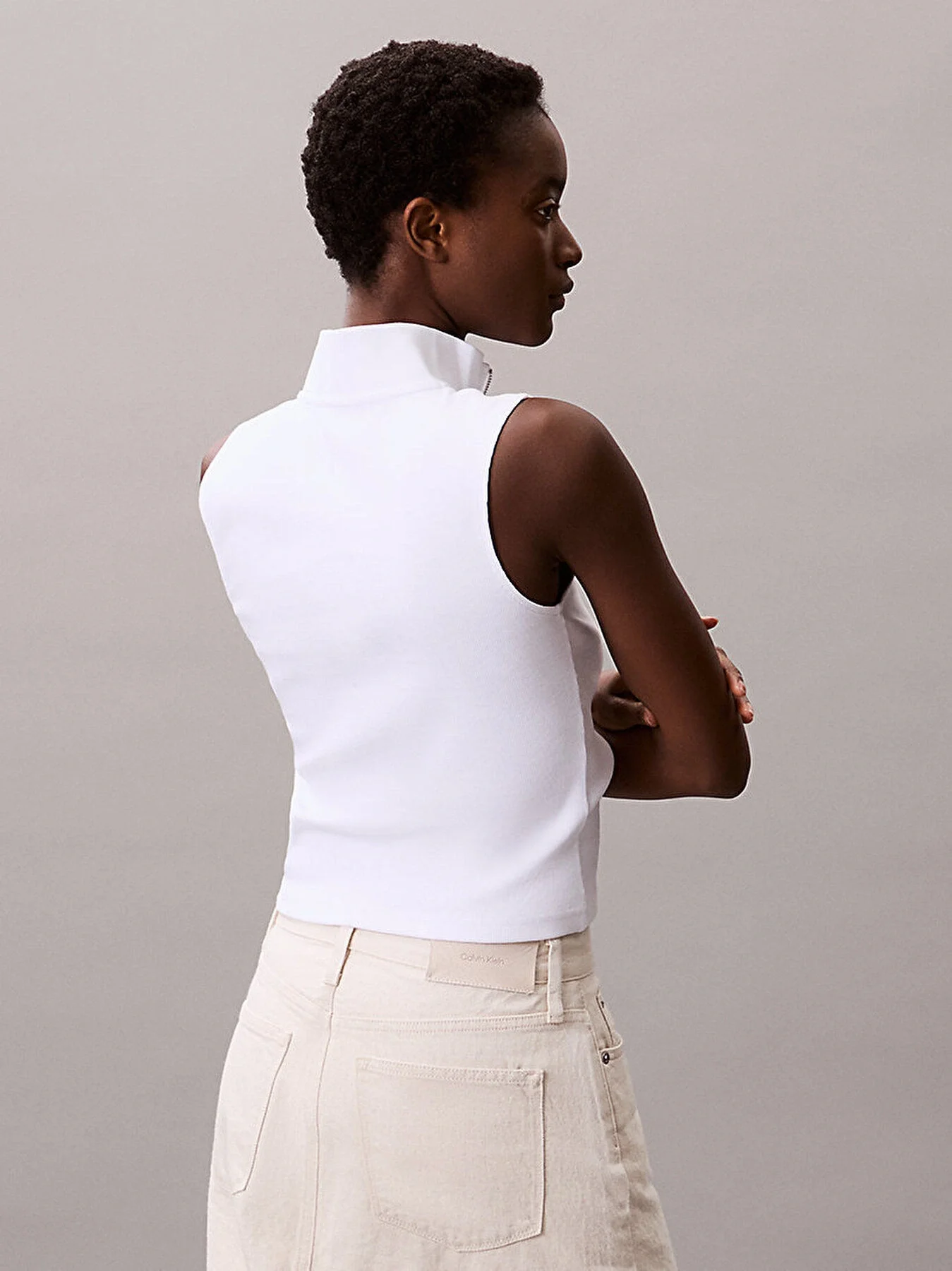 Calvin Klein Kadın Etiketli Kolsuz Yarım Fermuarlı Beyaz Bluz LV047C909G-YAA