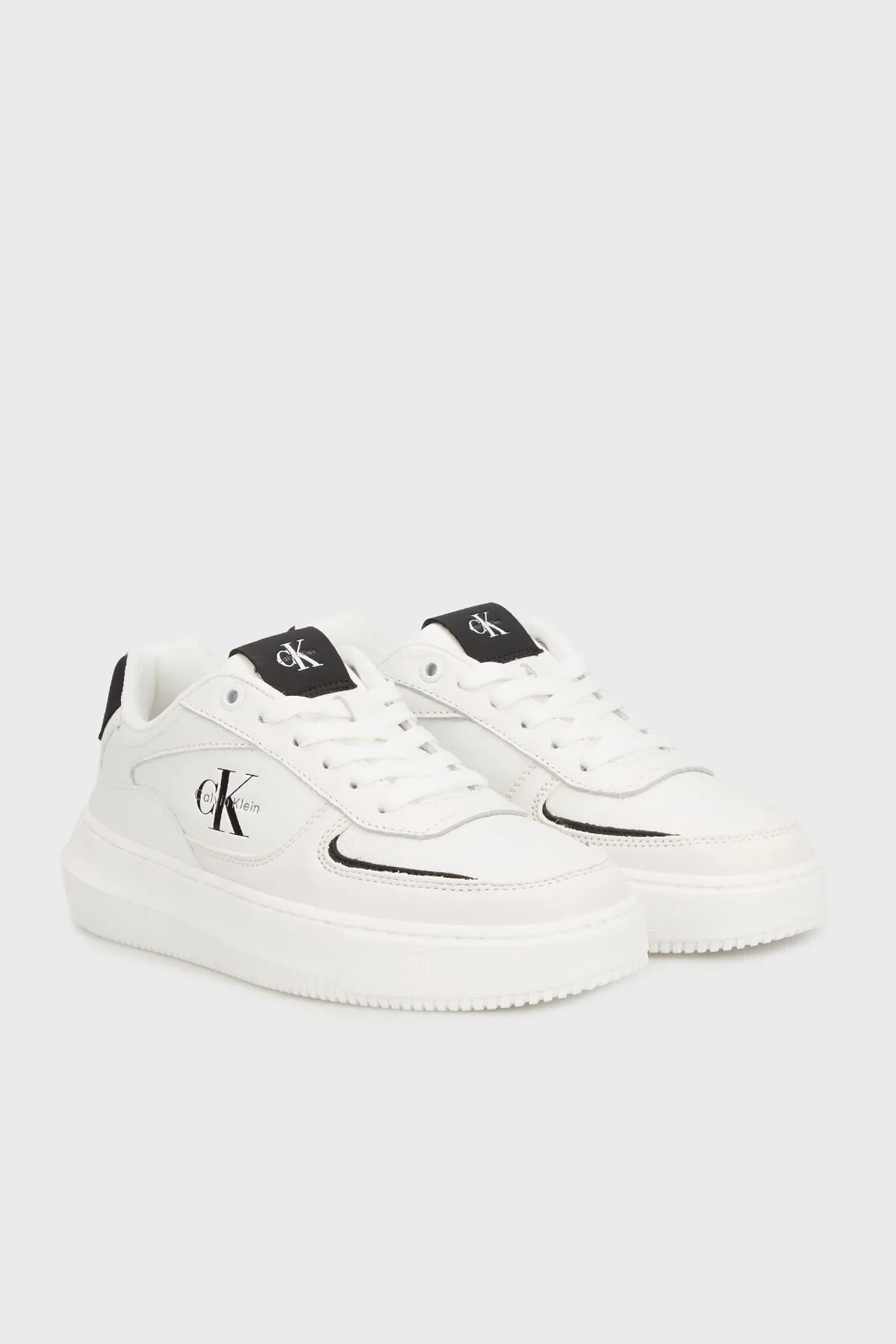 Calvin Klein Kalın Tabanlı Bileksiz Deri-Nubuk Monogramlı Kadın Beyaz Sneaker YW0YW02001-01W