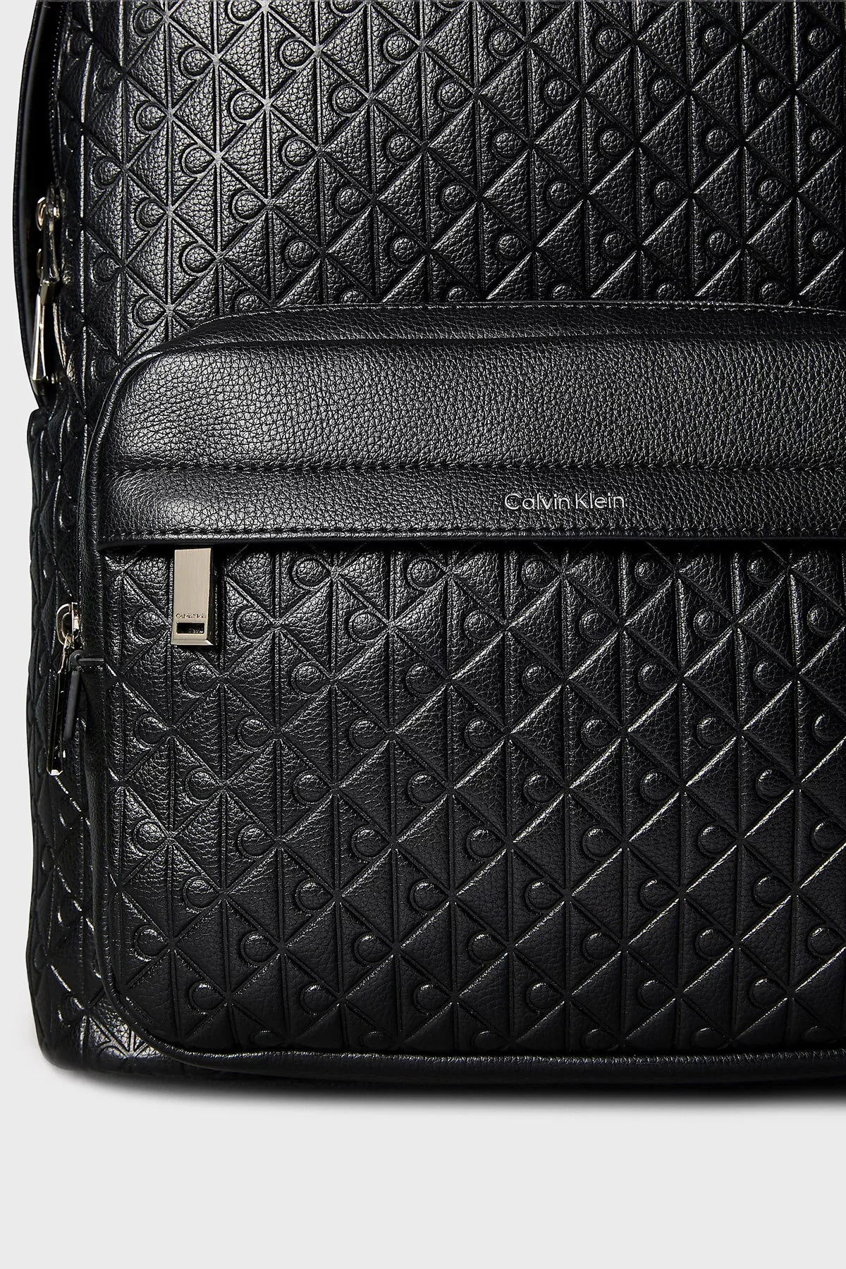 Calvin Klein Kabartma Logolu Yuvarlak Erkek Siyah Sırt Çantası LV04D3202G-UB1