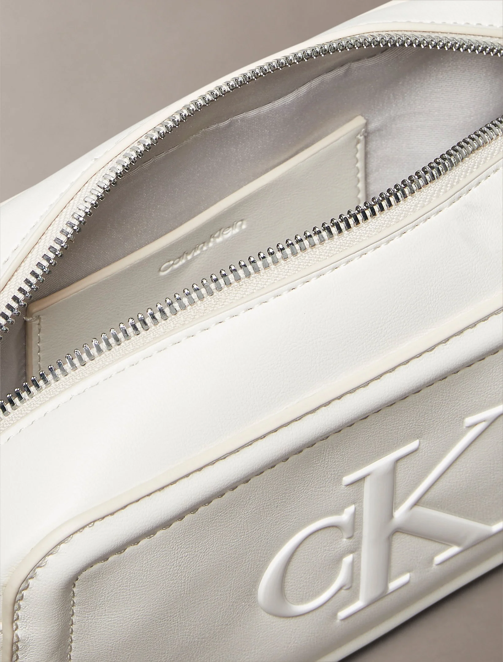 Calvin Klein Kadın Bold CK Logolu Beyaz  Kamera Çanta LV04F3220G-FUP