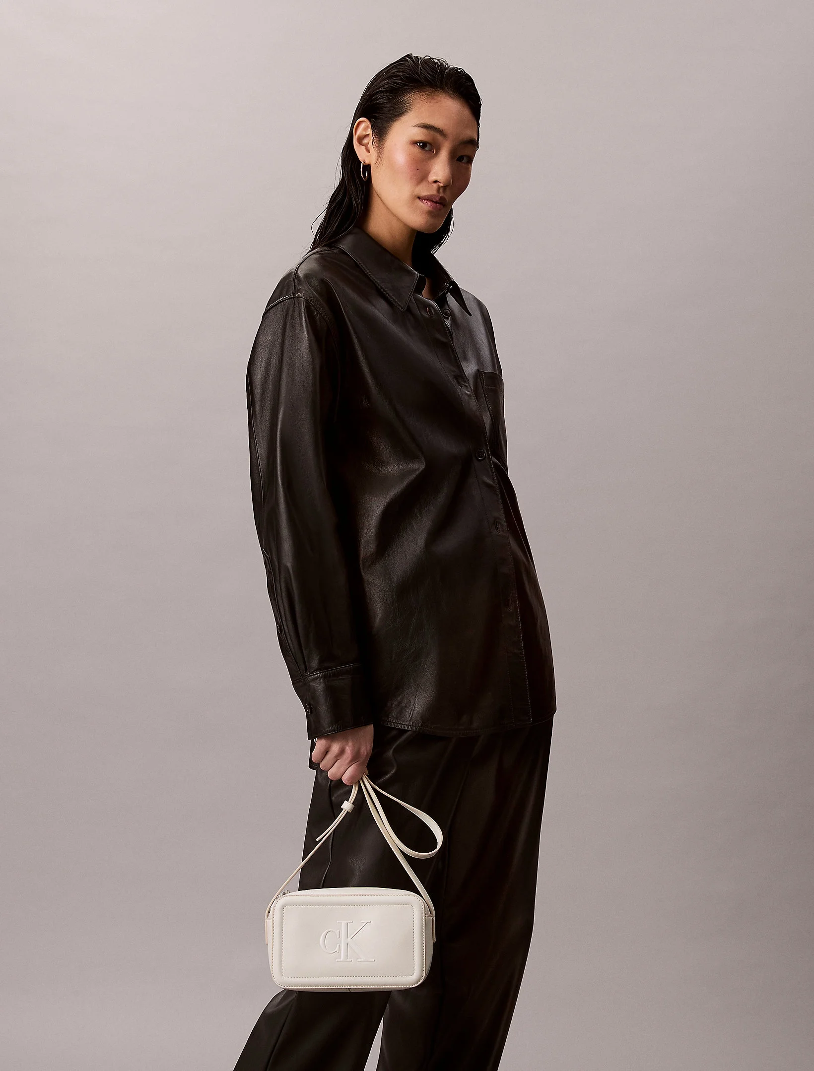 Calvin Klein Kadın Bold CK Logolu Beyaz  Kamera Çanta LV04F3220G-FUP