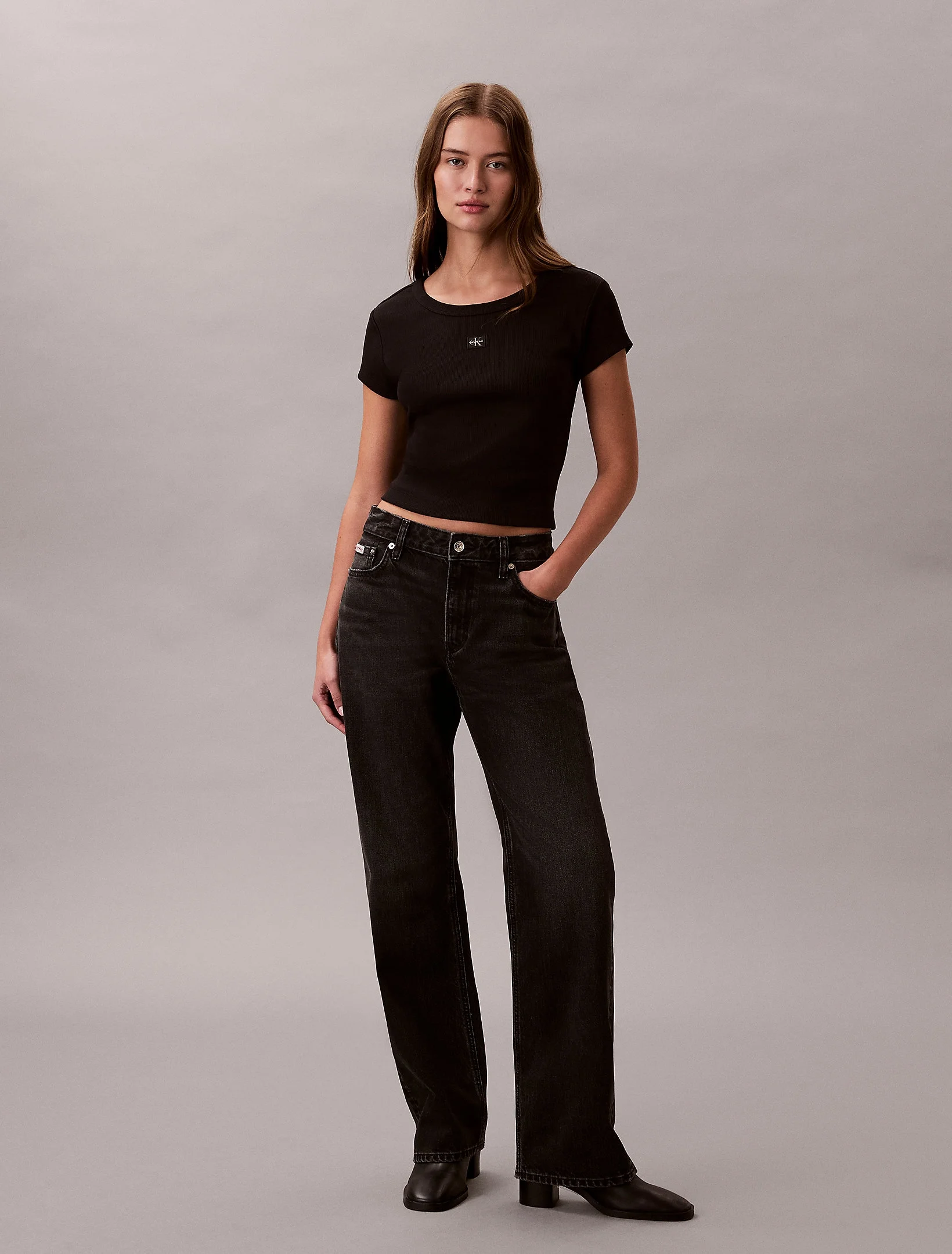 Calvin Klein Kadın Etiketli Fitilli Kısa Siyah  Crop LV047C200G-UB1