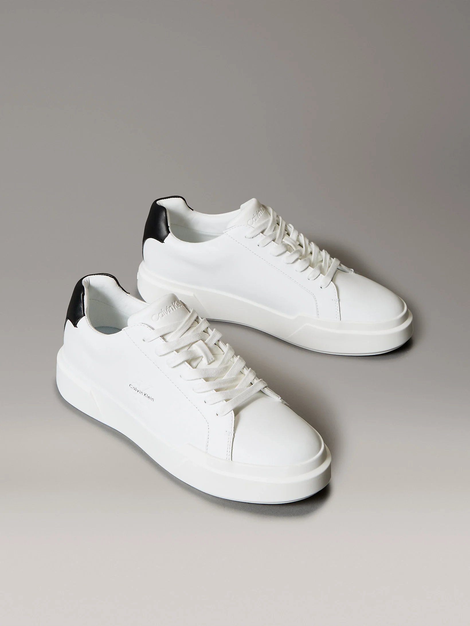 Calvin Klein Kalın Tabanlı Bağcıklı Deri Erkek Sneaker YM0YM01344-01W