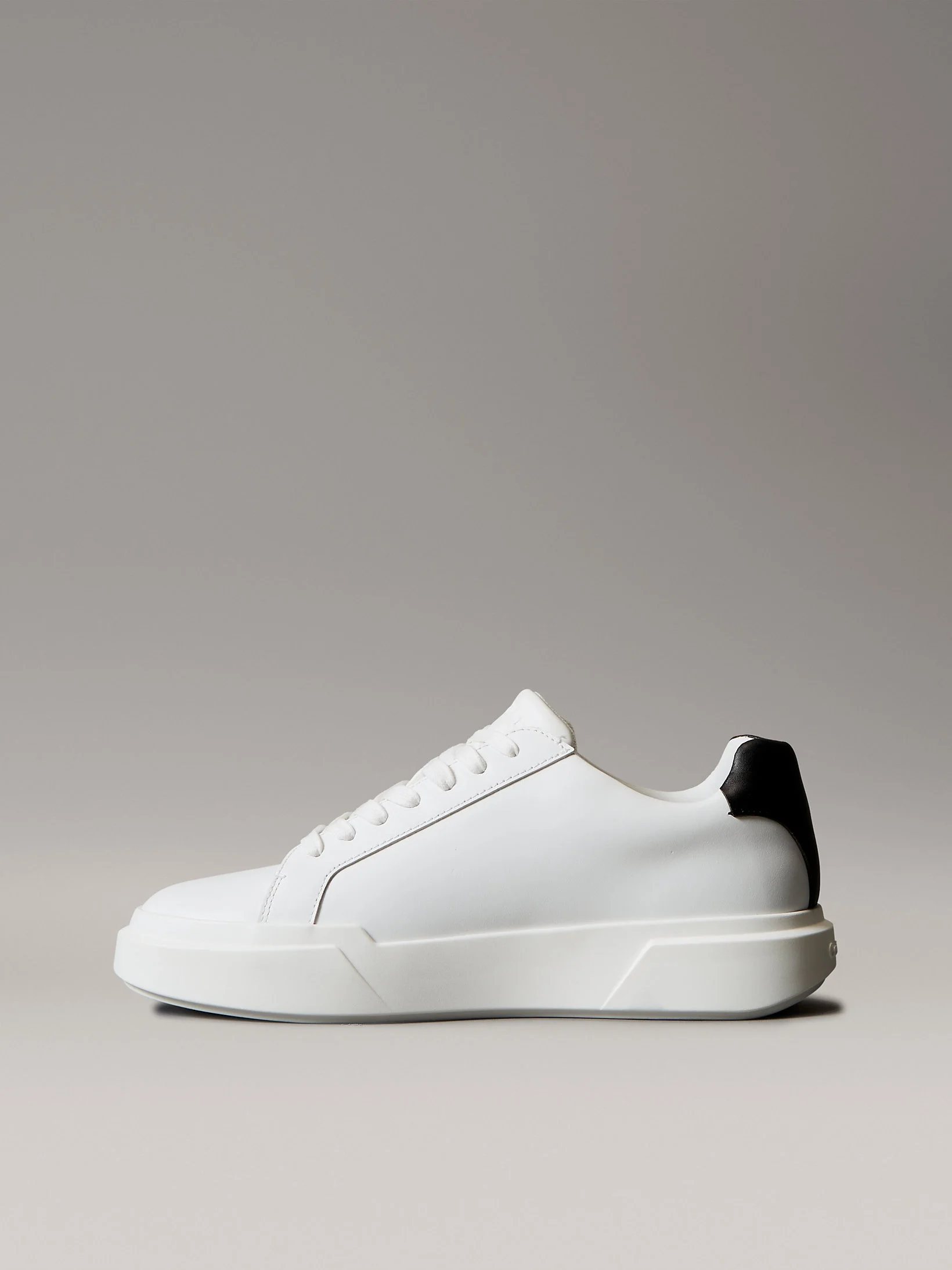 Calvin Klein Kalın Tabanlı Bağcıklı Deri Erkek Sneaker YM0YM01344-01W