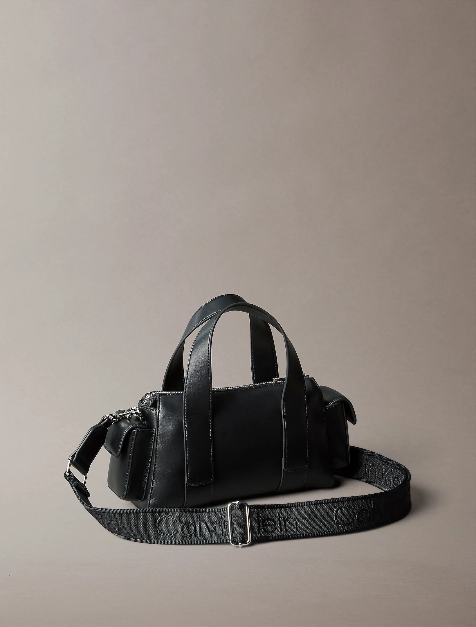 Calvin Klein Şerit Askılı Cepli Kadın Siyah Çapraz Çanta LV04F3291G-2QP