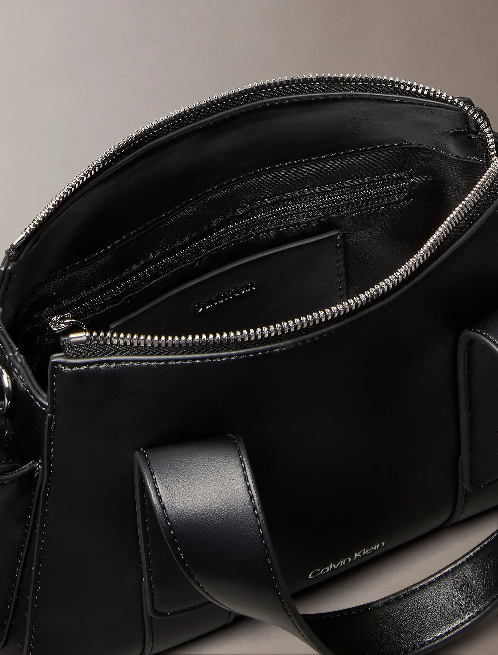 Calvin Klein Şerit Askılı Cepli Kadın Siyah Çapraz Çanta LV04F3291G-2QP