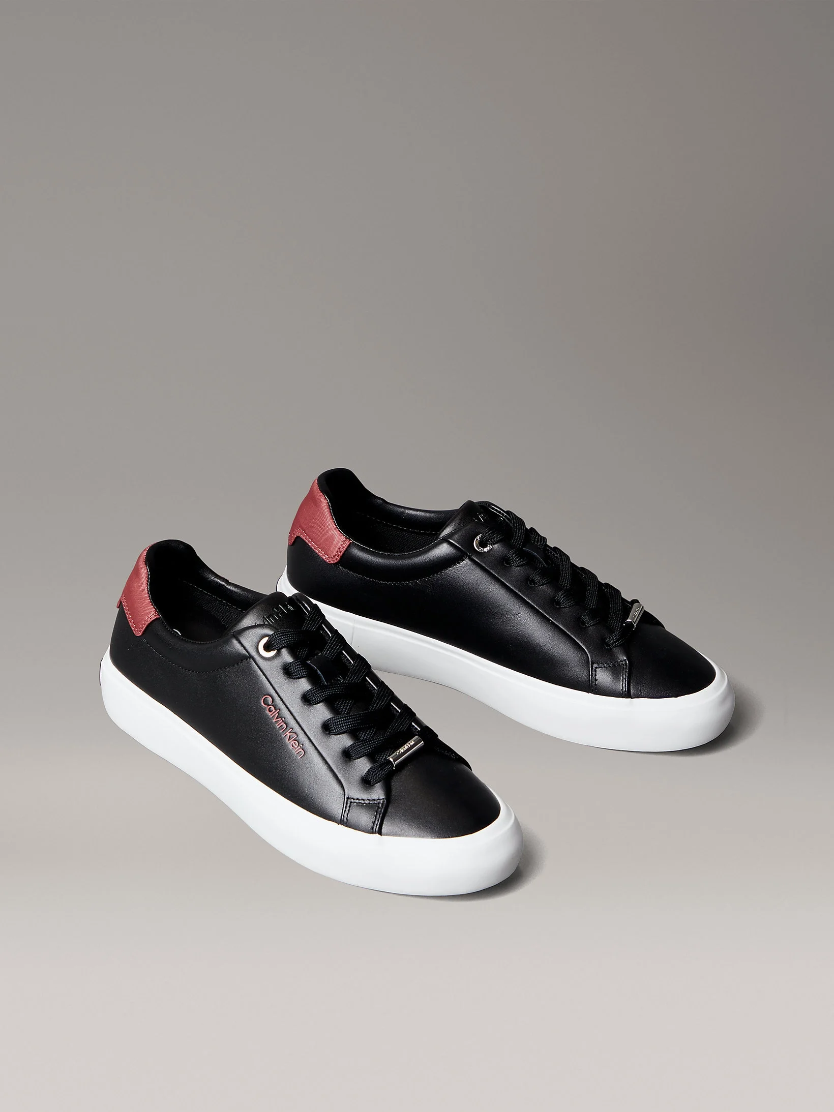 Calvin Klein Vulc Bağcıklı Deri ve Hareli Kadın Siyah Sneaker HW0HW02747-0GK