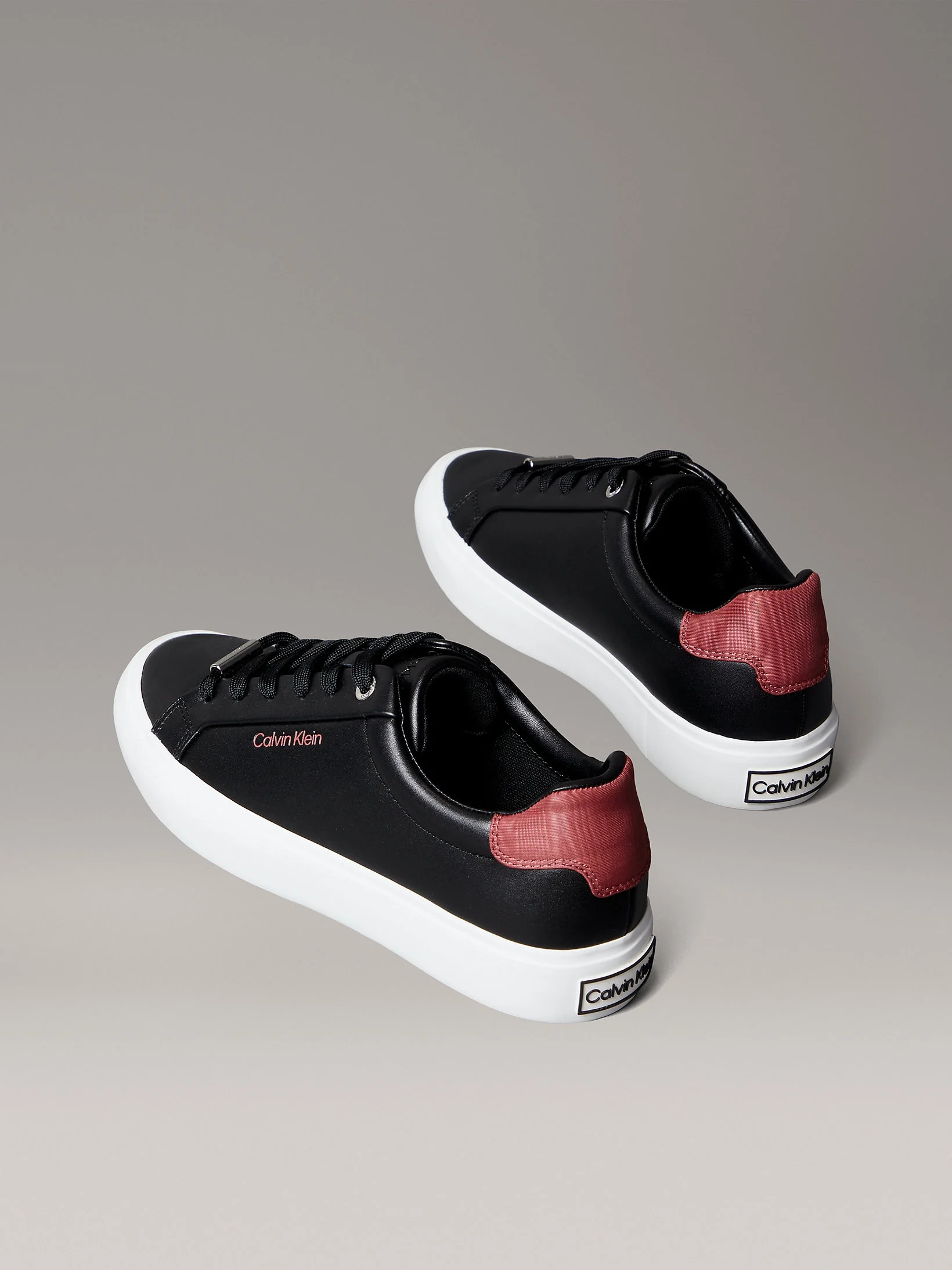 Calvin Klein Vulc Bağcıklı Deri ve Hareli Kadın Siyah Sneaker HW0HW02747-0GK