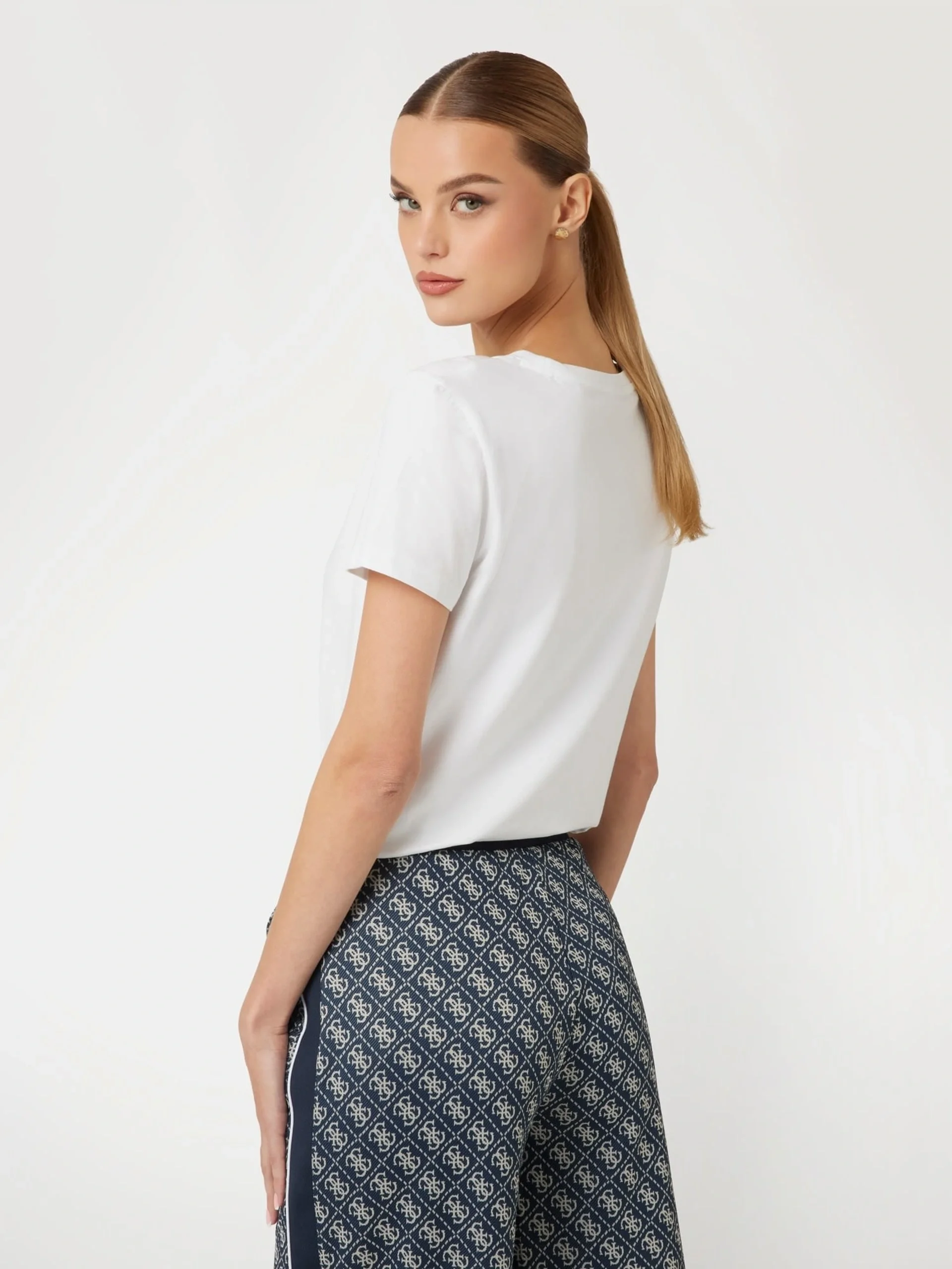 Guess Briana Kadın Beyaz Aktif Regular Fit T-Shirt V3BI11J1314-G011