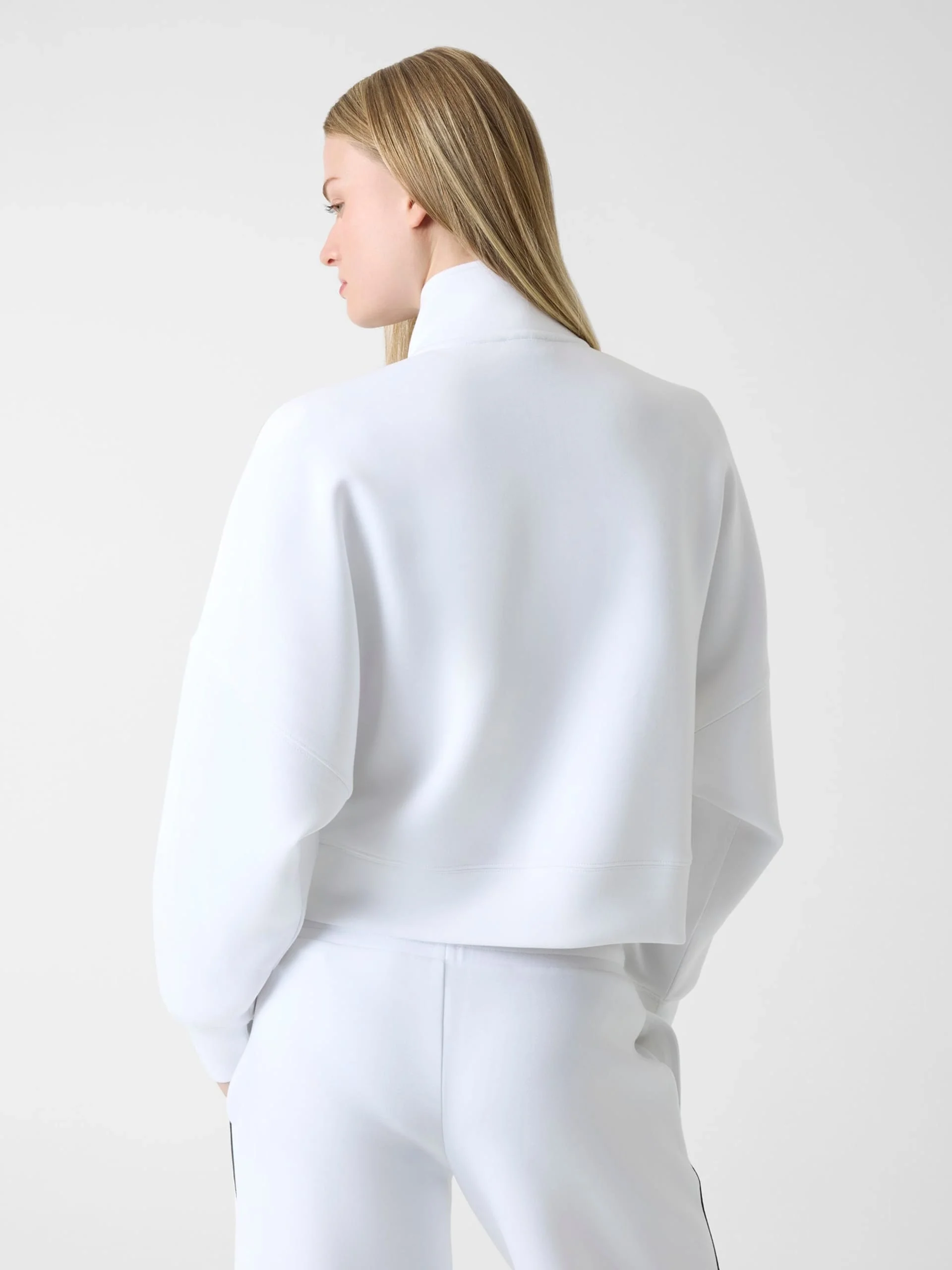 Guess GJ Düşük Omuzlu Scuba Eşofman Kadın Beyaz Sweatshirt W6RQ10KD122-G011