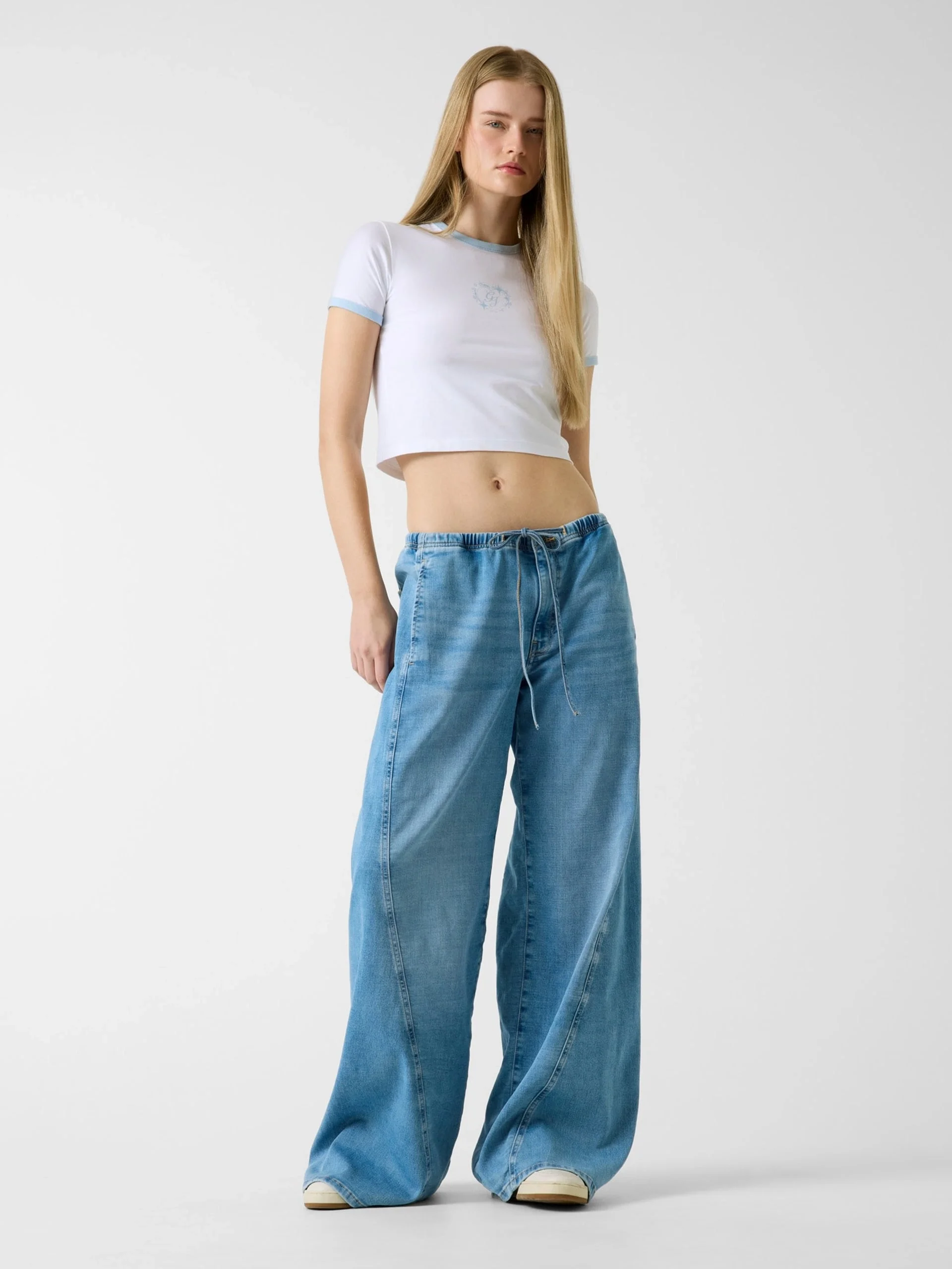 Guess GJ Kısa Kollu Bisiklet Yaka Baby Ringer Kalp Detaylı Kadın Beyaz T-shirt W6RI16J1314-G011