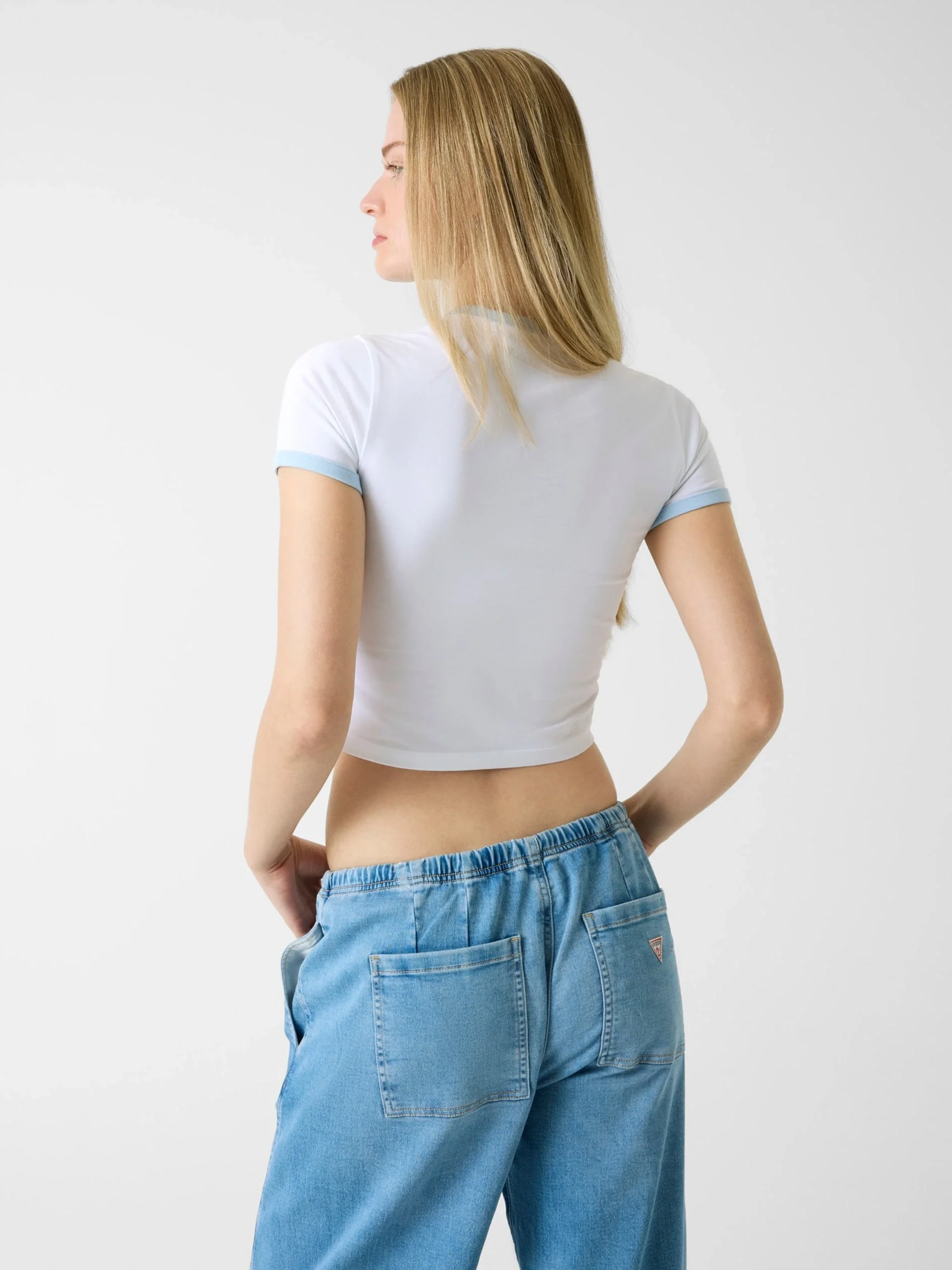 Guess GJ Kısa Kollu Bisiklet Yaka Baby Ringer Kalp Detaylı Kadın Beyaz T-shirt W6RI16J1314-G011