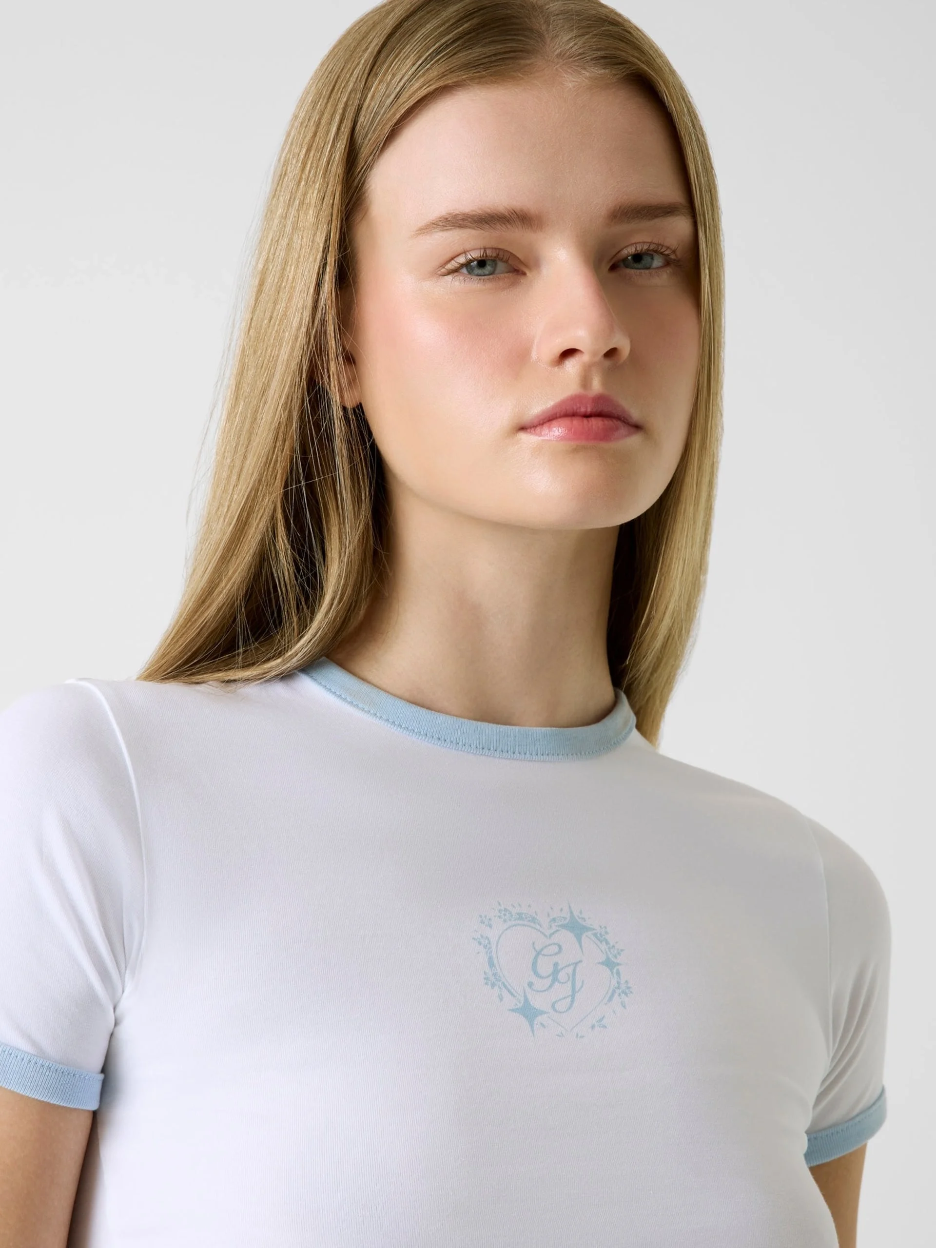 Guess GJ Kısa Kollu Bisiklet Yaka Baby Ringer Kalp Detaylı Kadın Beyaz T-shirt W6RI16J1314-G011