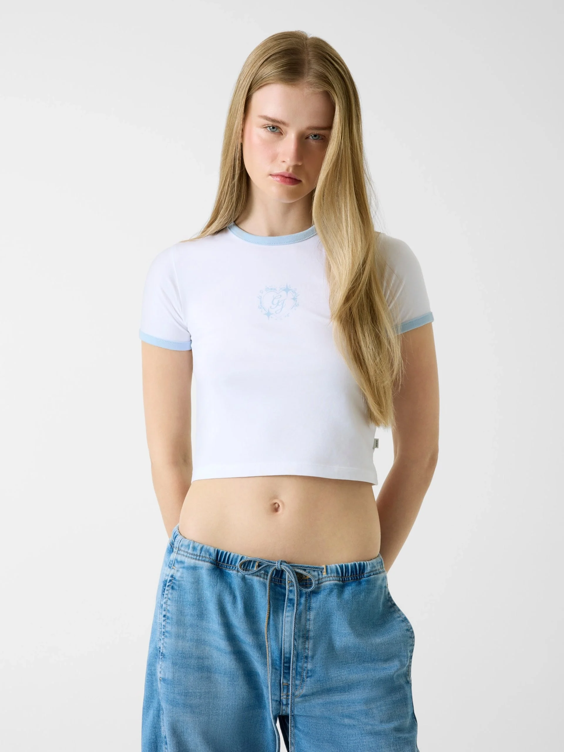 Guess GJ Kısa Kollu Bisiklet Yaka Baby Ringer Kalp Detaylı Kadın Beyaz T-shirt W6RI16J1314-G011