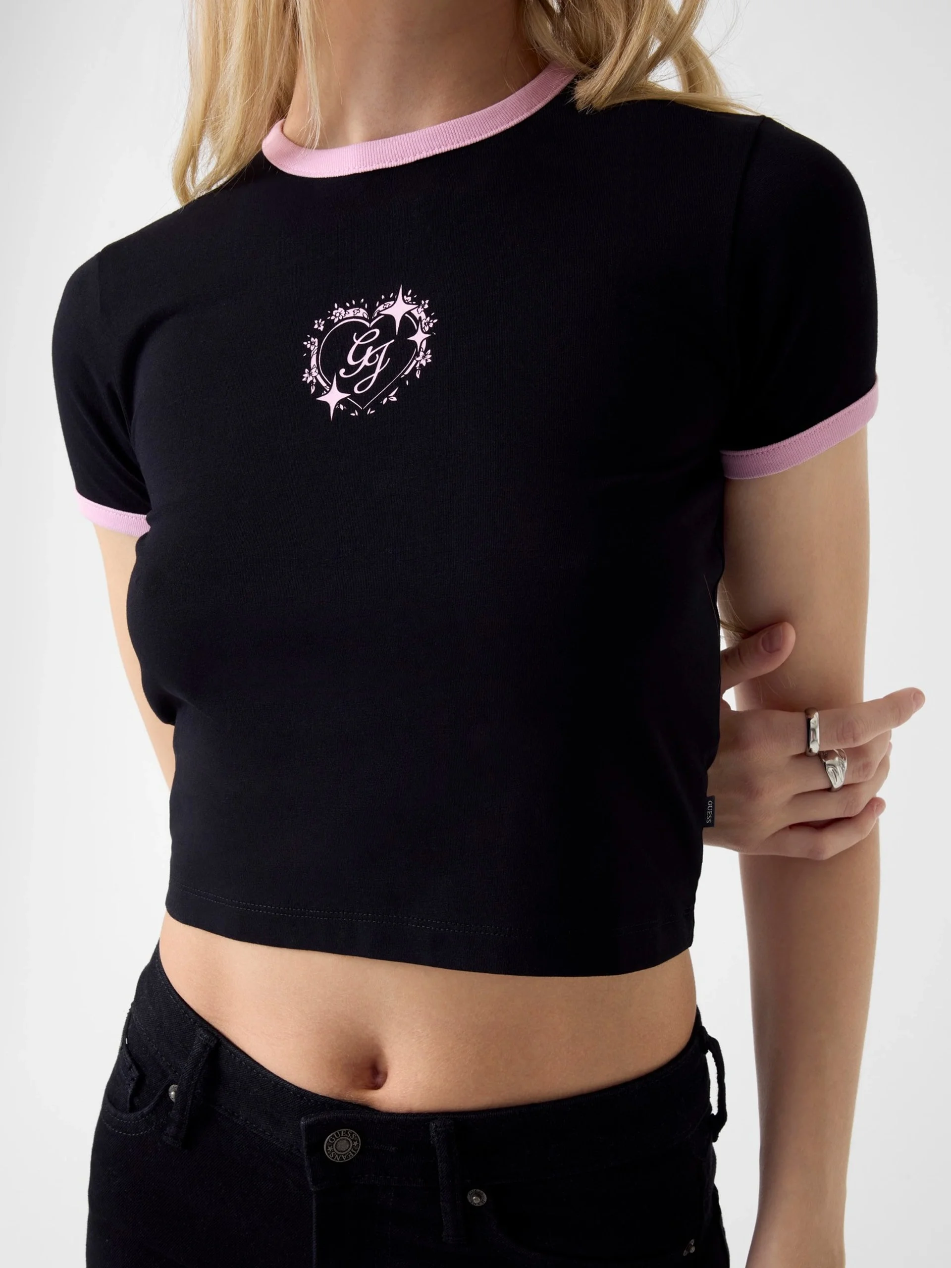 Guess GJ Kısa Kollu Bisiklet Yaka Baby Ringer Kalp Detaylı Kadın Siyah T-shirt W6RI16J1314-JBLK