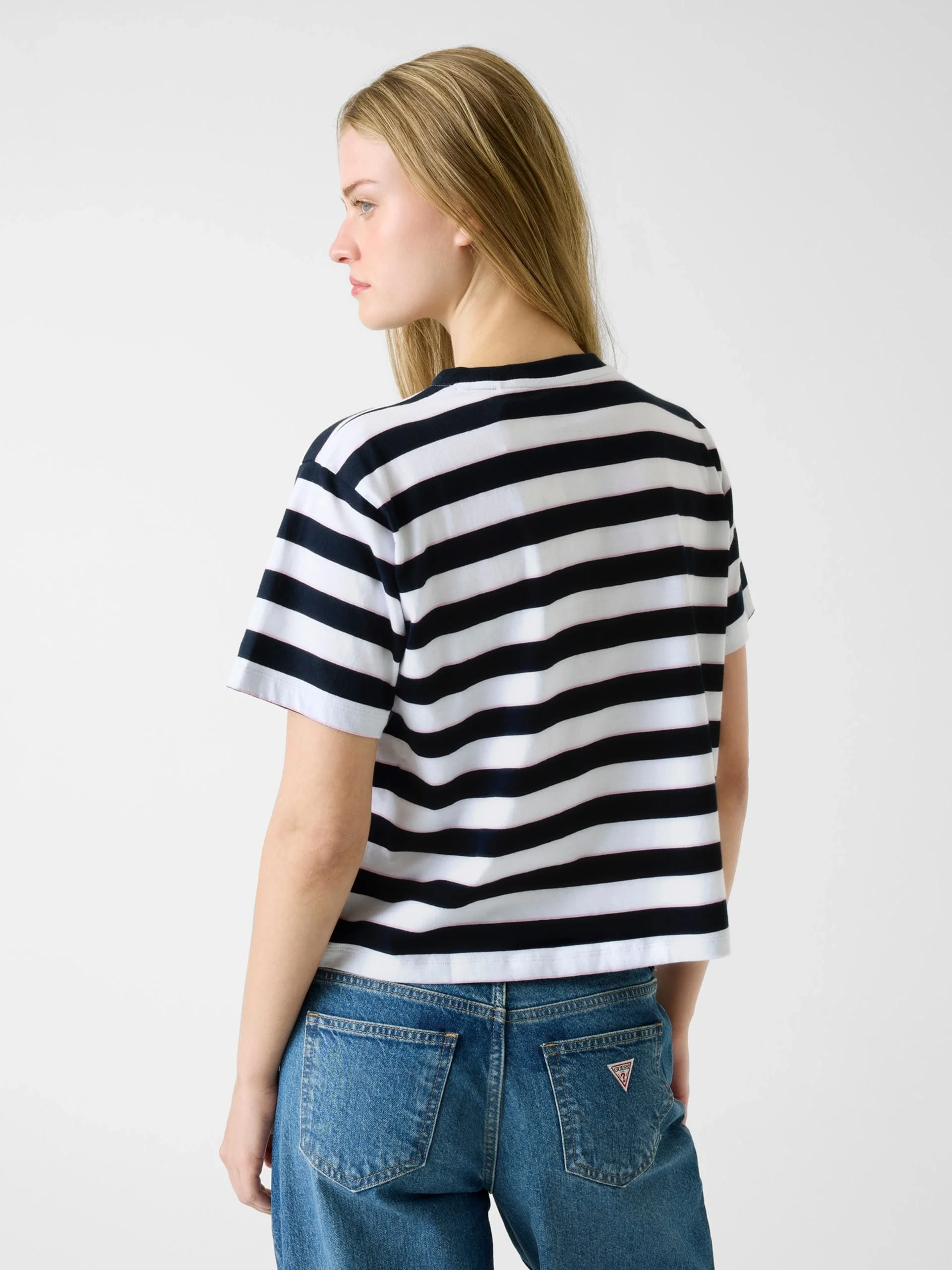 Guess GJ Kısa Kollu Bisiklet Yaka Kutulu Kesim Çizgili Kadın Lacivert T-shirt W6RI19K8HM0-S75Q