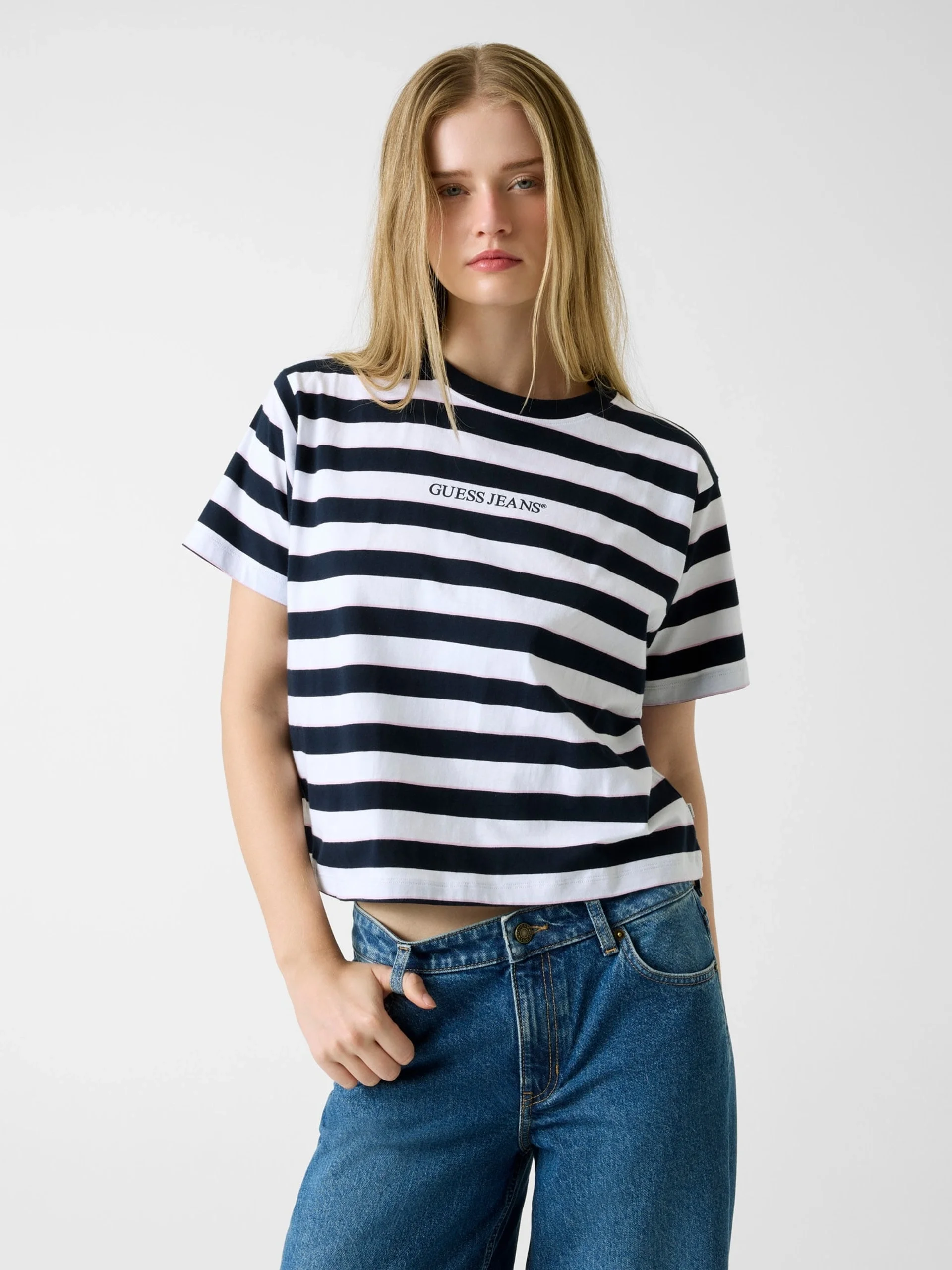 Guess GJ Kısa Kollu Bisiklet Yaka Kutulu Kesim Çizgili Kadın Lacivert T-shirt W6RI19K8HM0-S75Q